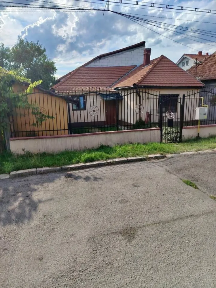 Casă 2 camere Str. Danton - Vând casă 2 camere,bucatarie,baie,debara,pe Str.Danton Nr.2 Casă are acoperiș nou,centrala proprie,geamuri termopan,izolată la exterior Preț 60000 EURO negociabil.