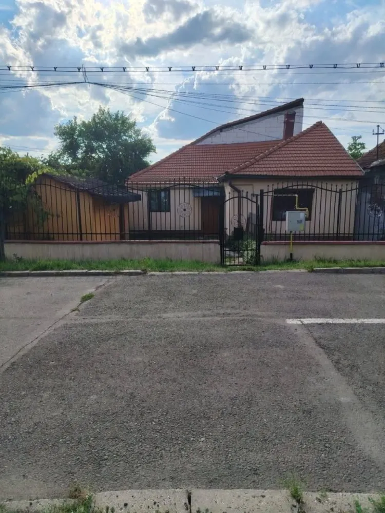 Casă 2 camere Str. Danton - Vând casă 2 camere,bucatarie,baie,debara,pe Str.Danton Nr.2 Casă are acoperiș nou,centrala proprie,geamuri termopan,izolată la exterior Preț 60000 EURO negociabil.