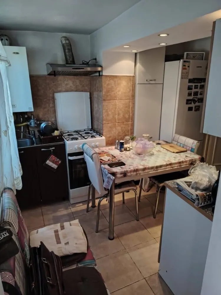 Casă 2 camere Str. Danton - Vând casă 2 camere,bucatarie,baie,debara,pe Str.Danton Nr.2 Casă are acoperiș nou,centrala proprie,geamuri termopan,izolată la exterior Preț 60000 EURO negociabil.