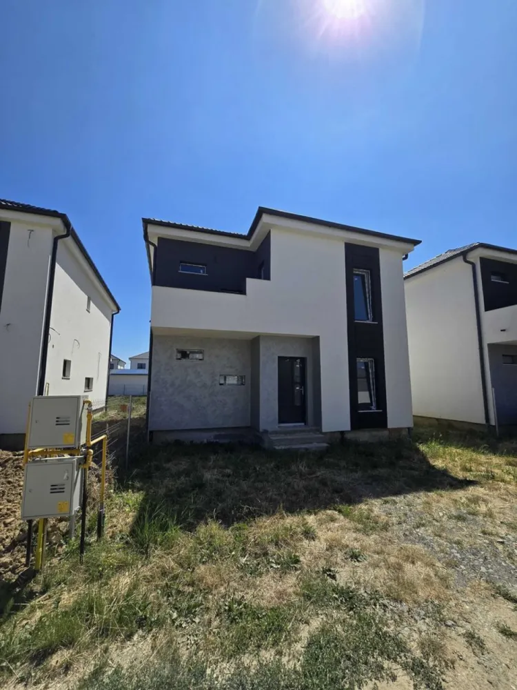 BRASADAS vinde casa noua in cartierul Grigorescu. - Agentia Imobiliara BRASADAS vinde casa noua, constructie 2024, P+1, 120 mp utili în cartierul Grigorescu Satu Mare, Martinesti Zona linistita, cartier asfaltat in 2025 Suprafață utilă: 120 mp Compartimentare eficienta – spații generoase și luminoase: Parter: Camera tehnica Baie generoasa Bucatarie cu zona de dining Living spatios cu iesire pe terasa Etaj 3 dormitoare confortabile Baie generoasa Hol de acces bine organizat cu acces in toate camerele Spațiu de depozitare care poate fi transformat in dressing Încălzire in pardoseala, centrala noua montata cu proiect si Iscir la zi , instalațiile electrice si de apa fiind pe poziție. Teren aferent: curte proprie cu suprafața de 400 mp , imprejmuita (ideală pentru relaxare, grădinărit sau amenajare terasă/zonă de grătar) Parcare: posibilitate de parcare în curte + locuri disponibile în fața proprietății Alte beneficii: Design modern și de calitate in exterior Racordată la toate utilitățile: apă, gaz, electricitate, canalizare , toate cu ceasurile gata montate. Podul utilizabil pe toata suprafata casei ( usa de pod montata ). Www.brasadas.com.