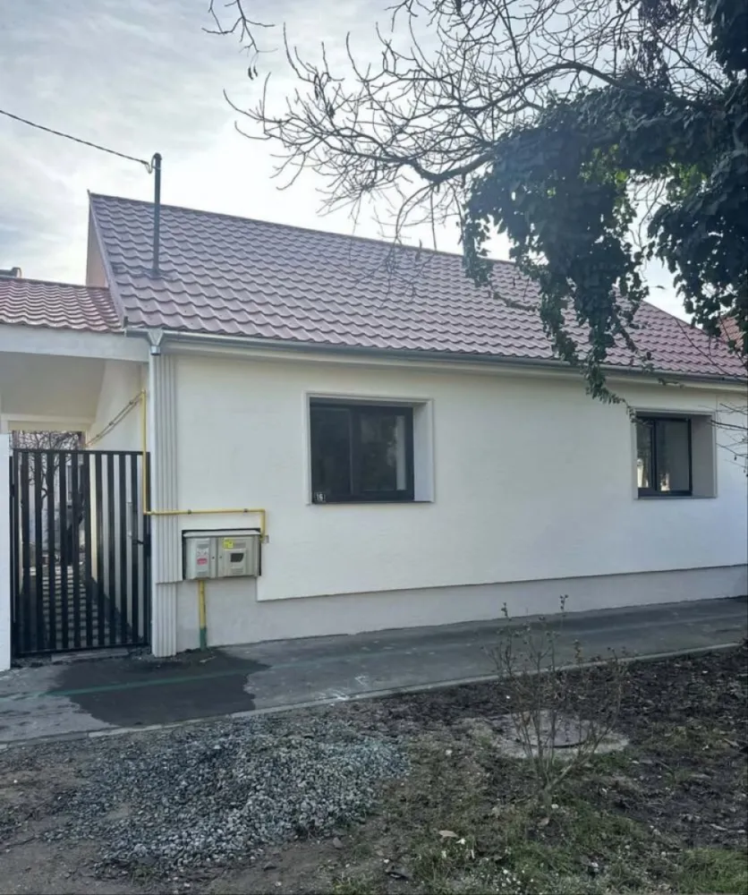 BRASADAS vinde casa 4 cam in zona centrala. - Agentia Imobiliara BRASADAS vinde casă spațioasă de 138 mp, cu 4 camere, nemobilată in zona CENTRALA. Ideală pentru familie sau proiect personal. Zona este liniștită, aproape de parcuri și zone verzi. În apropiere găsești școli, clinici, magazine și transport în comun. Www.brasadas.com.