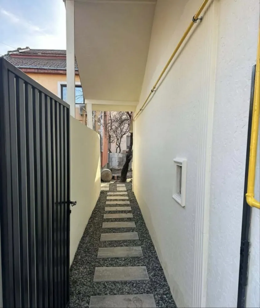 BRASADAS vinde casa 4 cam in zona centrala. - Agentia Imobiliara BRASADAS vinde casă spațioasă de 138 mp, cu 4 camere, nemobilată in zona CENTRALA. Ideală pentru familie sau proiect personal. Zona este liniștită, aproape de parcuri și zone verzi. În apropiere găsești școli, clinici, magazine și transport în comun. Www.brasadas.com.
