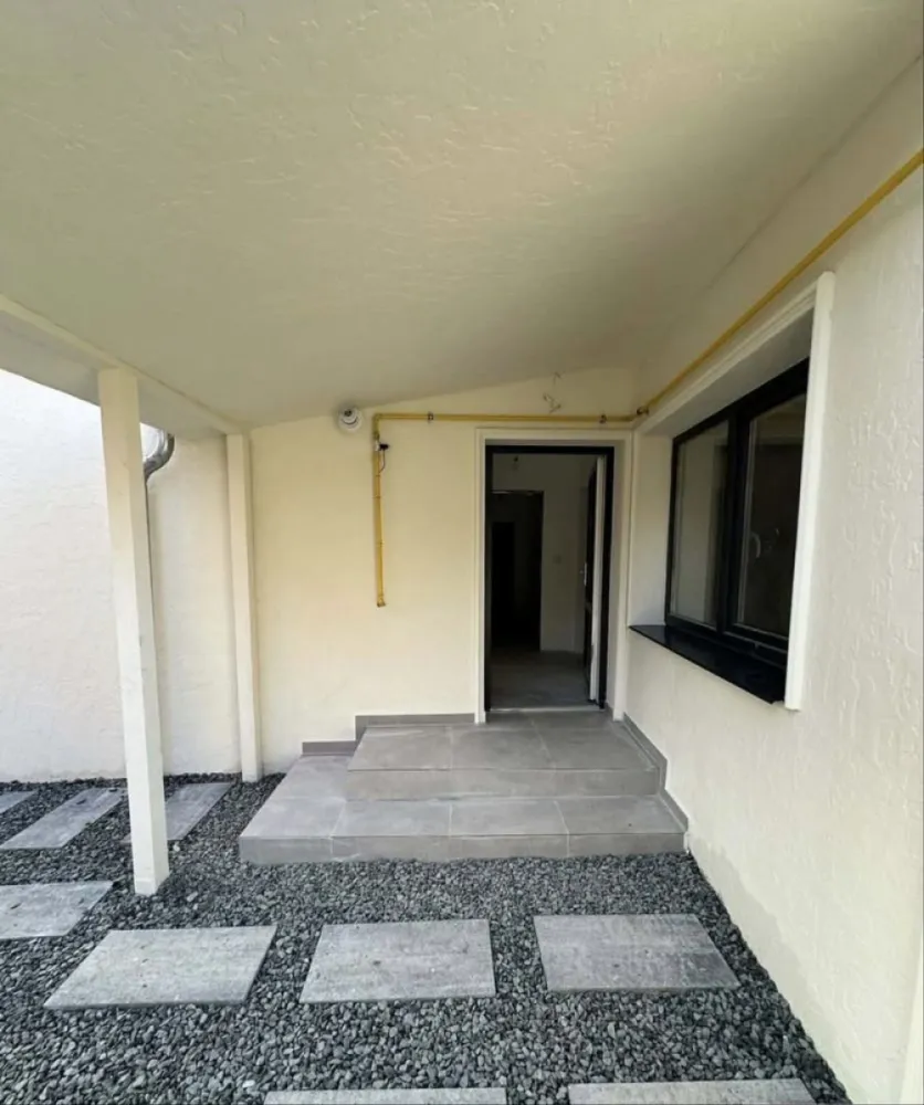 BRASADAS vinde casa 4 cam in zona centrala. - Agentia Imobiliara BRASADAS vinde casă spațioasă de 138 mp, cu 4 camere, nemobilată in zona CENTRALA. Ideală pentru familie sau proiect personal. Zona este liniștită, aproape de parcuri și zone verzi. În apropiere găsești școli, clinici, magazine și transport în comun. Www.brasadas.com.