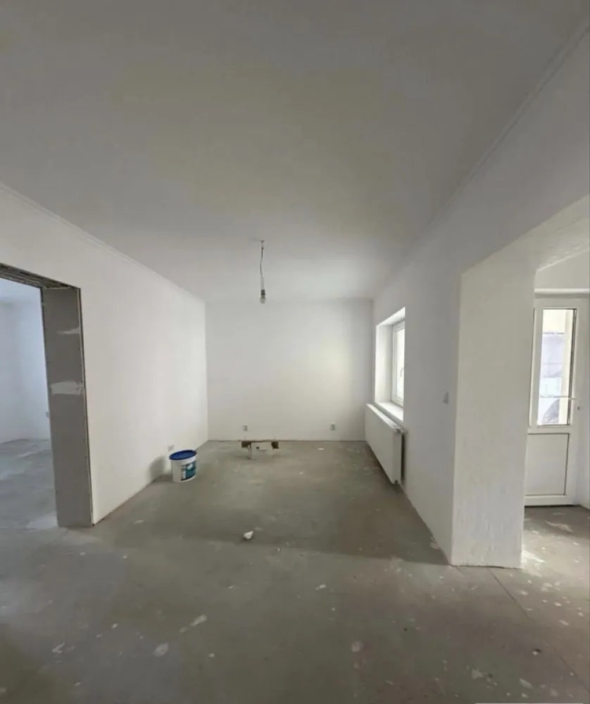 BRASADAS vinde casa 4 cam in zona centrala. - Agentia Imobiliara BRASADAS vinde casă spațioasă de 138 mp, cu 4 camere, nemobilată in zona CENTRALA. Ideală pentru familie sau proiect personal. Zona este liniștită, aproape de parcuri și zone verzi. În apropiere găsești școli, clinici, magazine și transport în comun. Www.brasadas.com.