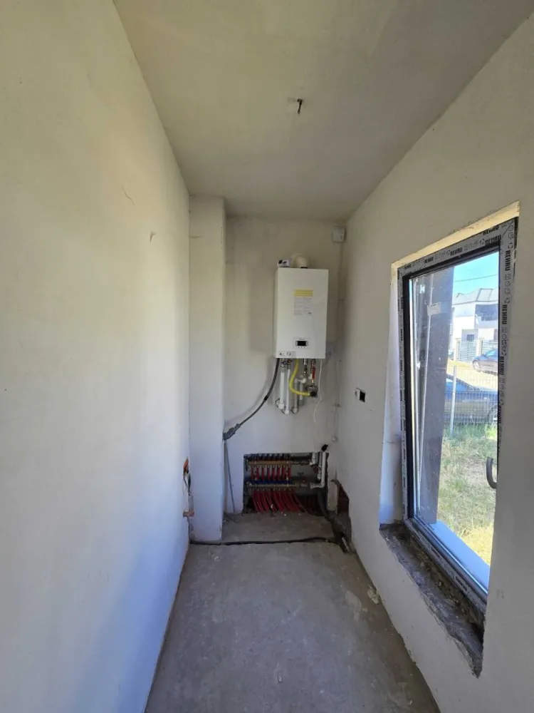 BRASADAS vinde casa noua in cartierul Grigorescu. - Agentia Imobiliara BRASADAS vinde casa noua, constructie 2024, P+1, 120 mp utili în cartierul Grigorescu Satu Mare, Martinesti Zona linistita, cartier asfaltat in 2025 Suprafață utilă: 120 mp Compartimentare eficienta – spații generoase și luminoase: Parter: Camera tehnica Baie generoasa Bucatarie cu zona de dining Living spatios cu iesire pe terasa Etaj 3 dormitoare confortabile Baie generoasa Hol de acces bine organizat cu acces in toate camerele Spațiu de depozitare care poate fi transformat in dressing Încălzire in pardoseala, centrala noua montata cu proiect si Iscir la zi , instalațiile electrice si de apa fiind pe poziție. Teren aferent: curte proprie cu suprafața de 400 mp , imprejmuita (ideală pentru relaxare, grădinărit sau amenajare terasă/zonă de grătar) Parcare: posibilitate de parcare în curte + locuri disponibile în fața proprietății Alte beneficii: Design modern și de calitate in exterior Racordată la toate utilitățile: apă, gaz, electricitate, canalizare , toate cu ceasurile gata montate. Podul utilizabil pe toata suprafata casei ( usa de pod montata ). Www.brasadas.com.