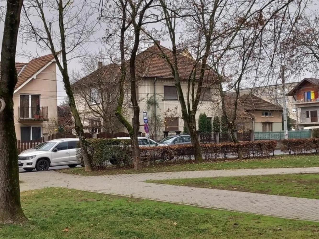 BRASADAS vinde ap 3 cam la casă - parter sau etaj zona 14 Mai. - Agentia Imobiliara BRASADAS vinde casa cu două apartamente separate, aproape identice, unul la parter, al doilea la etajul 1, fiecare cu câte 3 camere. Ambele sunt de vânzare, împreună sau separat. Fiecare apartament are o suprafață de circa 100 mp și dispune de câte trei camere, câte o bucătărie și câte o baie. Carte funciară - separată, utilități complet separate. Locuința este mobilată parțial. Fundația solidă are un metru înălțime, fiind construită după inundațiile din 1970. Locuri de parcare în curte, și două garaje separate, cu cf separat. Situată într-o zonă liniștită, casa se află aproape de Liceul Ortodox - 300 metri, parc peste drum și benzinărie - la 80 de metri, Magazin LIDL la 300 metri. Ai acces facil la transportul public, cu stația de autobuz și cea de taxi la câțiva pași. In apropiere este un parc, farmacie, magazin alimentar. Www.brasadas.com.