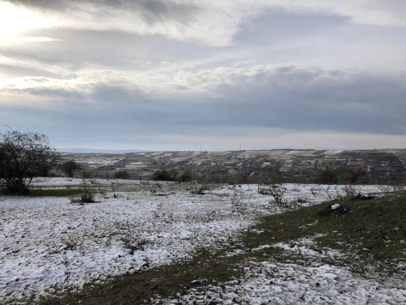 Parcela 7600 m2 Valea Fanatelor - Persoana fizica ofer spre vanzare parcela de teren extravilan in suprafata utila de 7400 m2, zona Fanatele Clujului “La Coparsaie”. Terenul se afla la 300m de ultima casa locuita. Terenul este intabulat, CF, acte la zi, situatie juridica clara. Posibilitate de achizitie a unei suprafete minime de 4400 m2.