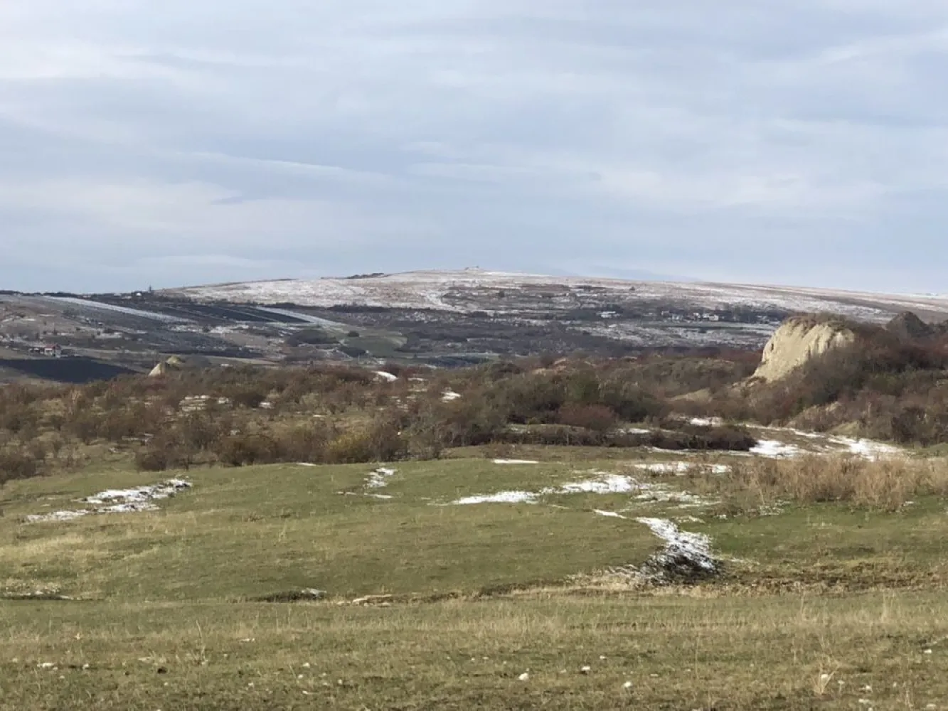 Parcela 7600 m2 Valea Fanatelor - Persoana fizica ofer spre vanzare parcela de teren extravilan in suprafata utila de 7400 m2, zona Fanatele Clujului “La Coparsaie”. Terenul se afla la 300m de ultima casa locuita. Terenul este intabulat, CF, acte la zi, situatie juridica clara. Posibilitate de achizitie a unei suprafete minime de 4400 m2.