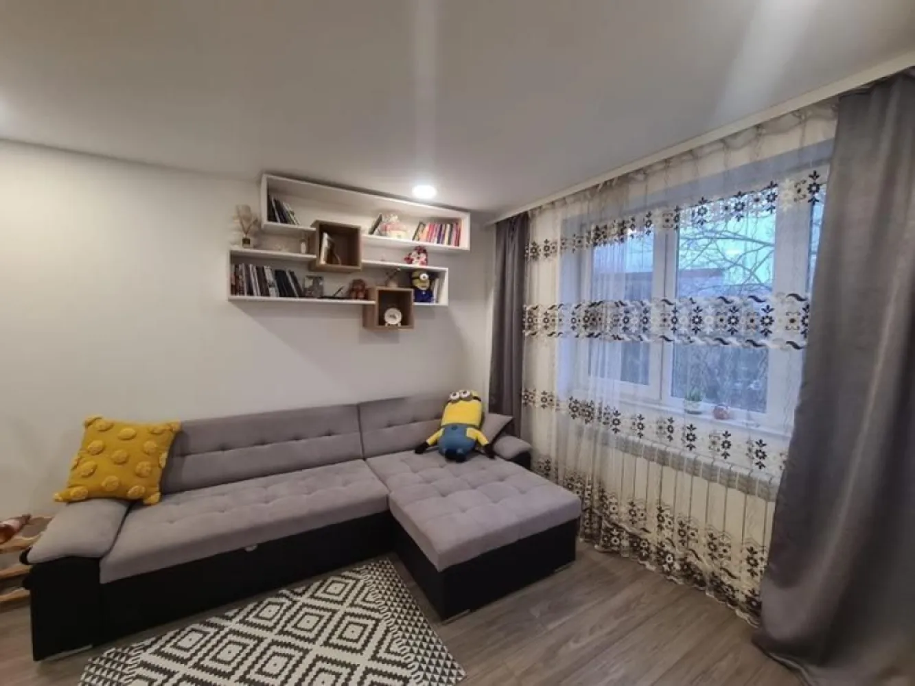 Apartament Micro 14 complet renovat - Se vinde apartament cu două camere decomandat, situat in cartierul Micro 14, Str. Dariu Pop 31, foarte aproape de grădiniță și creșă, spital, piață, Shopping City. Suprafață utilă 52 mp, etaj 2/4, acces în scară securizat cu interfon și este compartimentat în felul următor: hol cu acces la un living spațios și bucătărie, baie, dormitor cu acces la balcon complet izolat cu geamuri termopan. Apartamentul a fost complet renovat, geamuri noi, izolare internă, instalație electrică, instalație sanitară și încălzire, centrală și calorifere noi, parchet laminat, bucătărie la comandă complet mobilată și utilată( frigider, aragaz și cuptor pe inducție, hotă cu evacuare exterioară), baie complet utilată, cu cadă, uși interior + ușă acces incintă dublu securizată, dormitor cu pat matrimonial + noptiere suspendate, dulap cu uși glisante, mobilier living la comandă dotat cu canapea extensibilă, bibliotecă, dulapuri suspendate, masă cu 4 scaune, un hol spațios cu oglindă și depozitare incălțăminte integrată, separeu pentru centrală termică si mașină de spalat rufe cu uscator integrat. Mobila intregului apartament a fost creată la comandă pentru a facilita o suprafață utilă cat mai mare si spațiu de depozitare eficient, respectand normele de calitate cat mai înalte. In concluzie s-au depus investitii serioase pentru a fii cat mai plăcut, modern și util. Atenție! Apartamentul se vinde la cheie cu toate utilitațiile dispuse. Preț ușor negociabil, pentru mai multe detalii telefon/whatsapp : +49 1723587638.