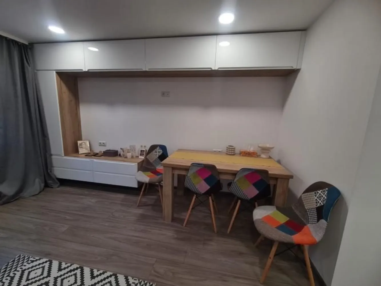 Apartament Micro 14 complet renovat - Se vinde apartament cu două camere decomandat, situat in cartierul Micro 14, Str. Dariu Pop 31, foarte aproape de grădiniță și creșă, spital, piață, Shopping City. Suprafață utilă 52 mp, etaj 2/4, acces în scară securizat cu interfon și este compartimentat în felul următor: hol cu acces la un living spațios și bucătărie, baie, dormitor cu acces la balcon complet izolat cu geamuri termopan. Apartamentul a fost complet renovat, geamuri noi, izolare internă, instalație electrică, instalație sanitară și încălzire, centrală și calorifere noi, parchet laminat, bucătărie la comandă complet mobilată și utilată( frigider, aragaz și cuptor pe inducție, hotă cu evacuare exterioară), baie complet utilată, cu cadă, uși interior + ușă acces incintă dublu securizată, dormitor cu pat matrimonial + noptiere suspendate, dulap cu uși glisante, mobilier living la comandă dotat cu canapea extensibilă, bibliotecă, dulapuri suspendate, masă cu 4 scaune, un hol spațios cu oglindă și depozitare incălțăminte integrată, separeu pentru centrală termică si mașină de spalat rufe cu uscator integrat. Mobila intregului apartament a fost creată la comandă pentru a facilita o suprafață utilă cat mai mare si spațiu de depozitare eficient, respectand normele de calitate cat mai înalte. In concluzie s-au depus investitii serioase pentru a fii cat mai plăcut, modern și util. Atenție! Apartamentul se vinde la cheie cu toate utilitațiile dispuse. Preț ușor negociabil, pentru mai multe detalii telefon/whatsapp : +49 1723587638.