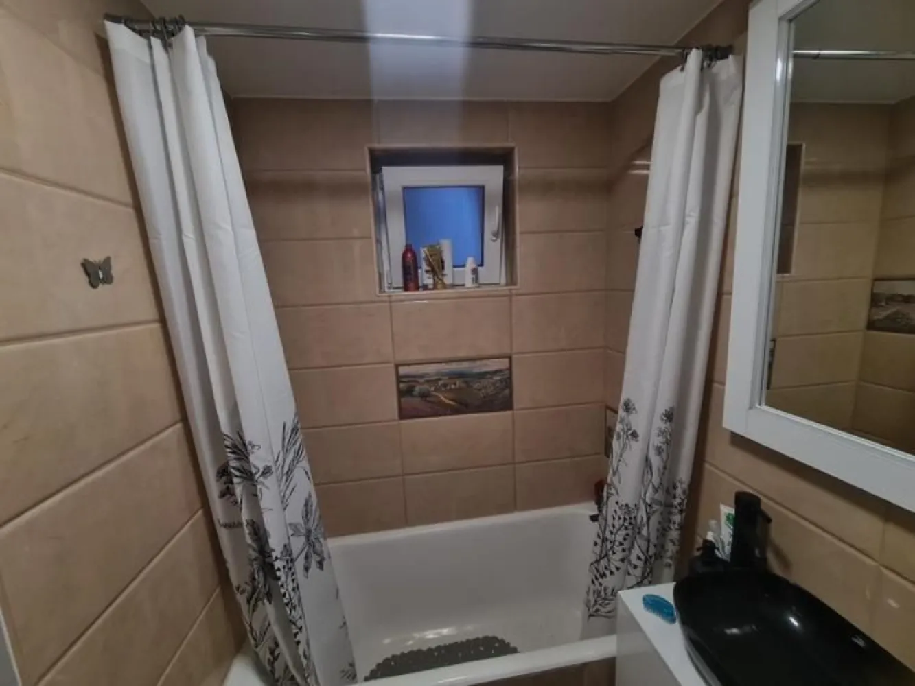 Apartament Micro 14 complet renovat - Se vinde apartament cu două camere decomandat, situat in cartierul Micro 14, Str. Dariu Pop 31, foarte aproape de grădiniță și creșă, spital, piață, Shopping City. Suprafață utilă 52 mp, etaj 2/4, acces în scară securizat cu interfon și este compartimentat în felul următor: hol cu acces la un living spațios și bucătărie, baie, dormitor cu acces la balcon complet izolat cu geamuri termopan. Apartamentul a fost complet renovat, geamuri noi, izolare internă, instalație electrică, instalație sanitară și încălzire, centrală și calorifere noi, parchet laminat, bucătărie la comandă complet mobilată și utilată( frigider, aragaz și cuptor pe inducție, hotă cu evacuare exterioară), baie complet utilată, cu cadă, uși interior + ușă acces incintă dublu securizată, dormitor cu pat matrimonial + noptiere suspendate, dulap cu uși glisante, mobilier living la comandă dotat cu canapea extensibilă, bibliotecă, dulapuri suspendate, masă cu 4 scaune, un hol spațios cu oglindă și depozitare incălțăminte integrată, separeu pentru centrală termică si mașină de spalat rufe cu uscator integrat. Mobila intregului apartament a fost creată la comandă pentru a facilita o suprafață utilă cat mai mare si spațiu de depozitare eficient, respectand normele de calitate cat mai înalte. In concluzie s-au depus investitii serioase pentru a fii cat mai plăcut, modern și util. Atenție! Apartamentul se vinde la cheie cu toate utilitațiile dispuse. Preț ușor negociabil, pentru mai multe detalii telefon/whatsapp : +49 1723587638.