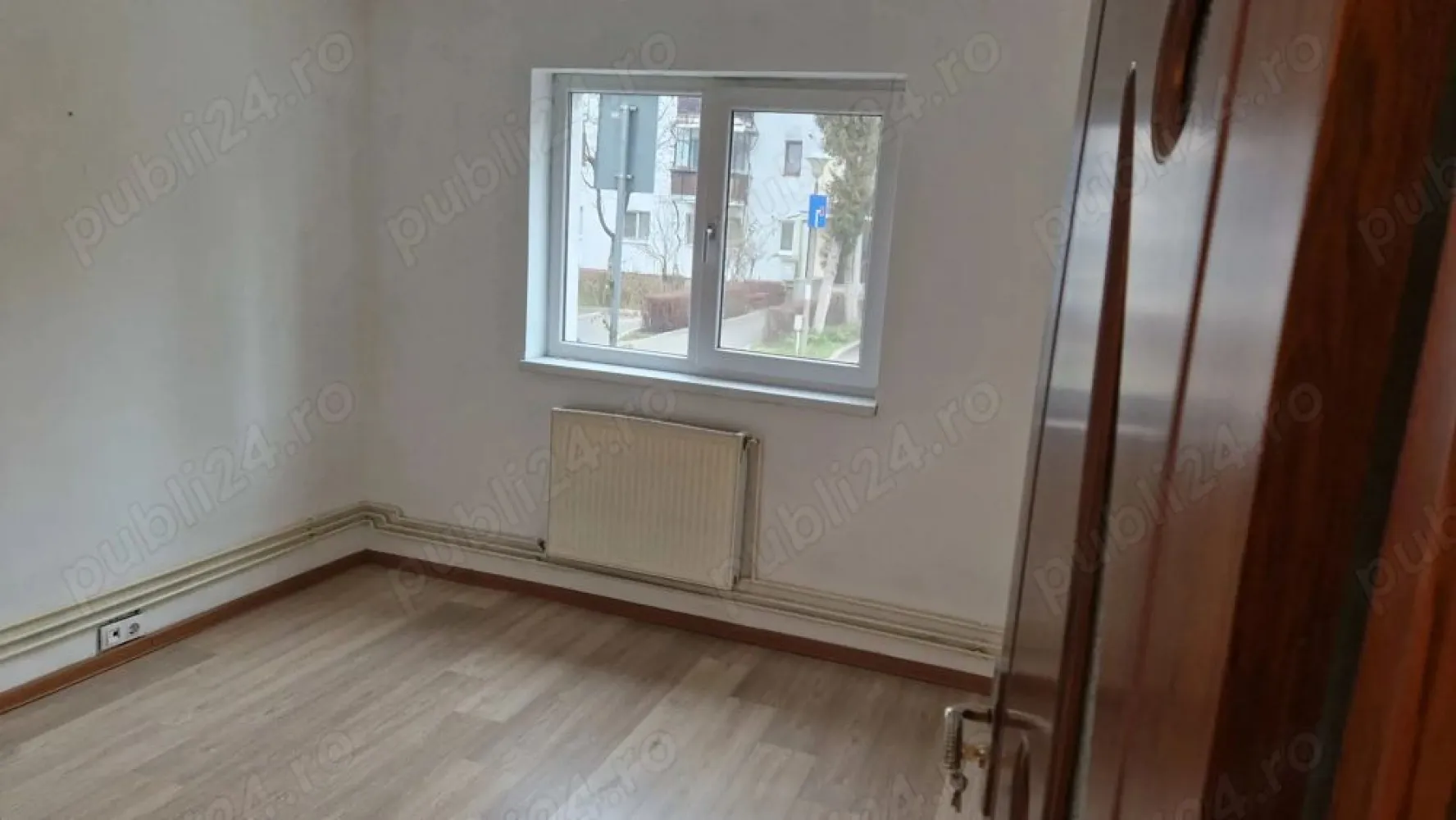 PF vand apartament 3 camere Mănăștur - PF Apartament de vanzare - Manastur, zona Aleea Gurghiu, la 5 minute de Baza sportivă "La terenuri" Apartament familial primitor si luminos, situat la parter, intr-o zona linistita si verde din Manastur aproape de magazine, scoli si mijloace de transport in comun. Suprafata utila: 52 mp Compartimentare: decomandat Bucatarie spatioasa Hol generos Baie 3 camere confortabile, 2 dormitoare și un 1 living Parcare sub geam, Beci de 12mp sub apartament ideal pentru depozitare. Apartamentul este la parter înalt, are geamuri termopan Qfort, ușa metalică la intrare gresie faianță in baie, bucătărie, parchet in toate cele 3 camere, centrala termica cu instalație din cupru. Preț 142.