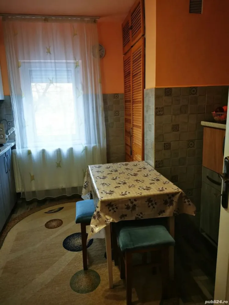 Apartament 2 Camere Micro 16 Et 2 - Va ofer spre vanzare apartament cu 2 camere , semidecomandat la etajul 2 din 4 Imobilul este compus astfel : hol , bucatarie , baie , debara si 2 camere Semidecomandat cu balcon. Are gresie-faianta , parchet , geamuri termopan , usa metalica rolete exterioare si plasa insecte . Incalzirea se face cu microcentrala pe gaz . Este izolat la exterior ....Necesita Renovare... Este o scara linistita cu zona de asemenea linistita . Pentru mai multe detalii sau vizionare sunati la numarul afisat . Pretul este negociabil de fata..Nr telefon..zero sapte sapte zero patru trei sase sase zero zero....