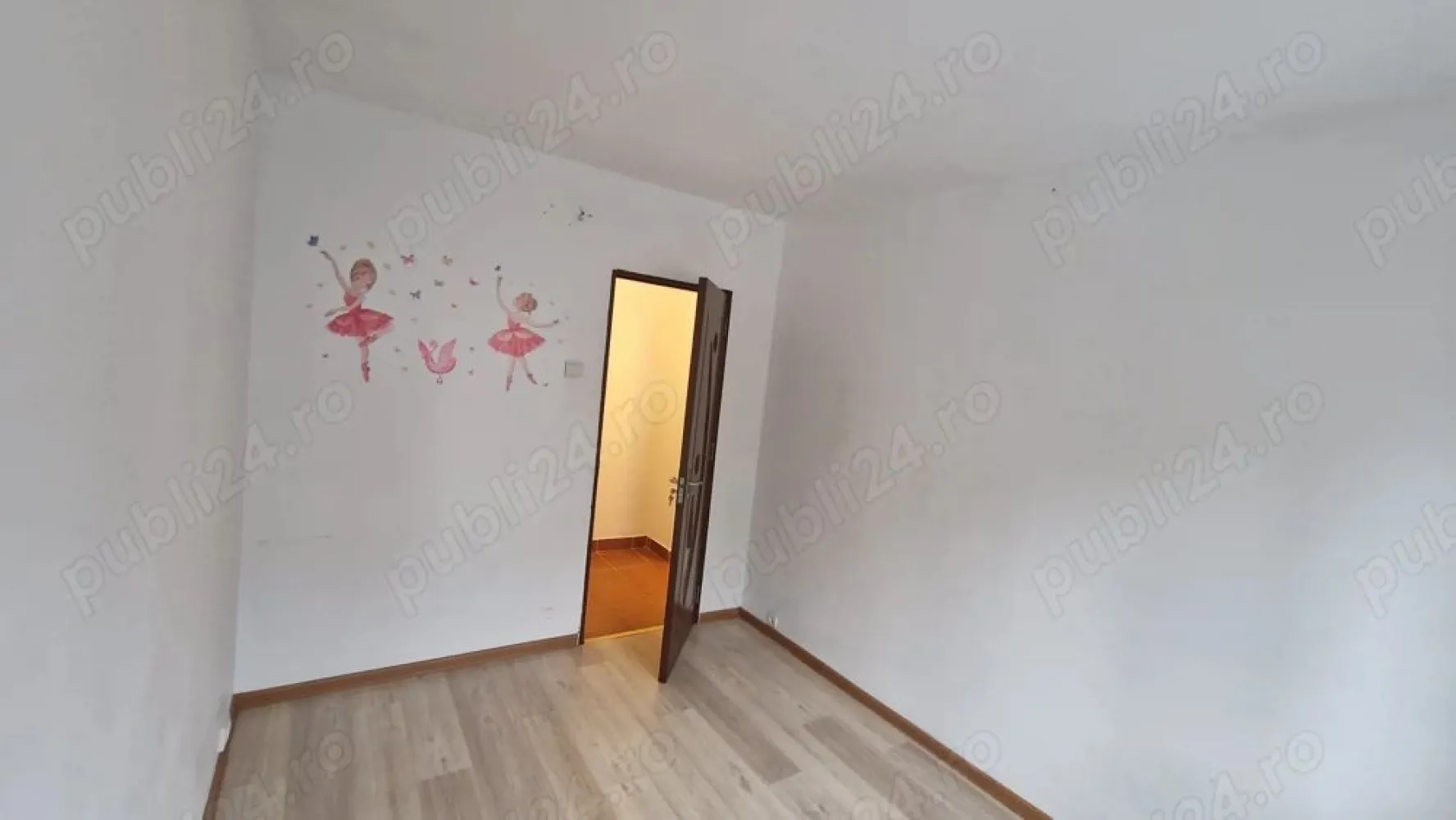 PF vand apartament 3 camere Mănăștur - PF Apartament de vanzare - Manastur, zona Aleea Gurghiu, la 5 minute de Baza sportivă "La terenuri" Apartament familial primitor si luminos, situat la parter, intr-o zona linistita si verde din Manastur aproape de magazine, scoli si mijloace de transport in comun. Suprafata utila: 52 mp Compartimentare: decomandat Bucatarie spatioasa Hol generos Baie 3 camere confortabile, 2 dormitoare și un 1 living Parcare sub geam, Beci de 12mp sub apartament ideal pentru depozitare. Apartamentul este la parter înalt, are geamuri termopan Qfort, ușa metalică la intrare gresie faianță in baie, bucătărie, parchet in toate cele 3 camere, centrala termica cu instalație din cupru. Preț 142.