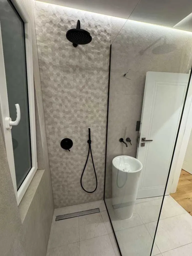 BRASADAS vinde ap finisat, mobilat 2 cam cu loc parcare. - Agentia Imobiliara BRASADAS vinde apartament cu doua camere la etajul 1 in zona Baritiu, finisat, mobilat (dormitor, bucatarie, mobila hol) cu parcare inclusa pe CF separat. - parchet multistrat Barlinek - ⁠AC cu inverter Mitsubishi - ⁠masina de spalat Whirlpool - ⁠masina uscat Whirlpool - ⁠mobilier hol electrocasnice incorporate - ⁠sifonier dormitor - ⁠pat dormitor+saltea - ⁠noptiera - ⁠baie finisata - ⁠lustre iluminat, dimabil in dormitor. - ⁠centrala buderus - ⁠termostat salus wi-fi