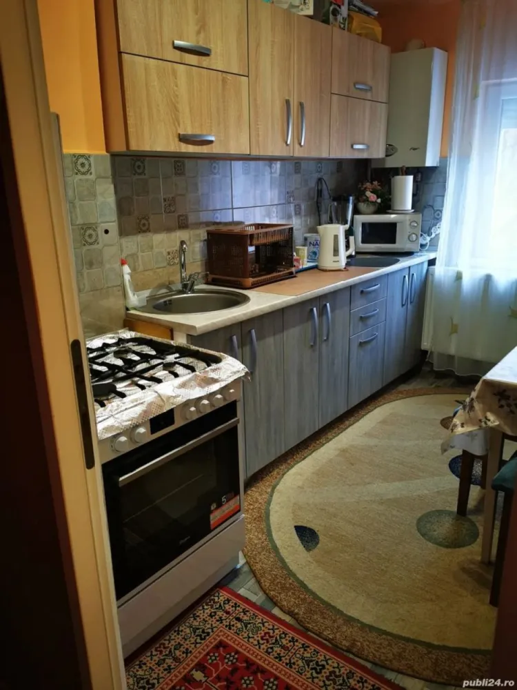 Apartament 2 Camere Micro 16 Et 2 - Va ofer spre vanzare apartament cu 2 camere , semidecomandat la etajul 2 din 4 Imobilul este compus astfel : hol , bucatarie , baie , debara si 2 camere Semidecomandat cu balcon. Are gresie-faianta , parchet , geamuri termopan , usa metalica rolete exterioare si plasa insecte . Incalzirea se face cu microcentrala pe gaz . Este izolat la exterior ....Necesita Renovare... Este o scara linistita cu zona de asemenea linistita . Pentru mai multe detalii sau vizionare sunati la numarul afisat . Pretul este negociabil de fata..Nr telefon..zero sapte sapte zero patru trei sase sase zero zero....