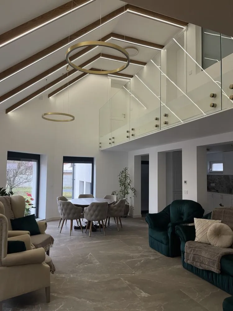 BRASADAS vinde casa 4 cam teren 10 ari zona semicentrala. - Casa este complet mobilată , recent renovată , 4 dormitoare fiecare cu dressing, 3 băi generoase , 2 bucătării cu blat de granit , beci , camera tehnică . Sunt instalate panouri solare , putere 10 kW cu stație de încărcare pentru mașină marca Huawei . Sunt două proprietăți lipite una de alta , 10 ari teren . Zona este semicentrală . Curtea și grădina necesită renovare deasemenea clădirea alăturată se poate face ce vrea demolare sau renovare. Www.brasadas.com.