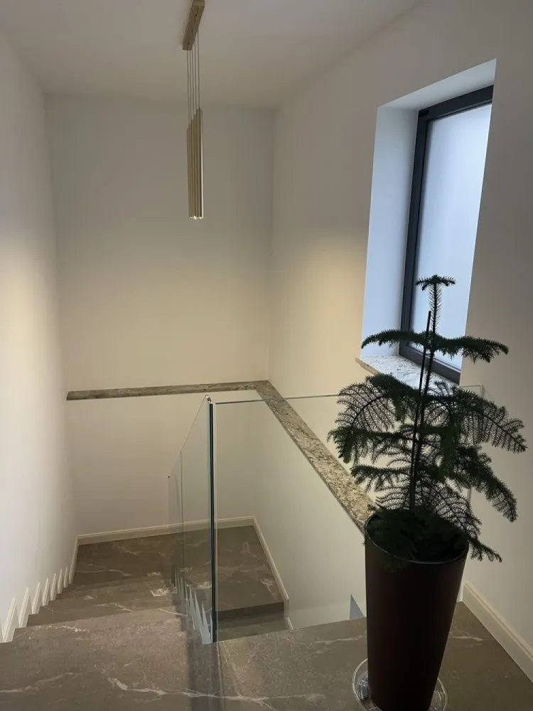BRASADAS vinde casa 4 cam teren 10 ari zona semicentrala. - Casa este complet mobilată , recent renovată , 4 dormitoare fiecare cu dressing, 3 băi generoase , 2 bucătării cu blat de granit , beci , camera tehnică . Sunt instalate panouri solare , putere 10 kW cu stație de încărcare pentru mașină marca Huawei . Sunt două proprietăți lipite una de alta , 10 ari teren . Zona este semicentrală . Curtea și grădina necesită renovare deasemenea clădirea alăturată se poate face ce vrea demolare sau renovare. Www.brasadas.com.