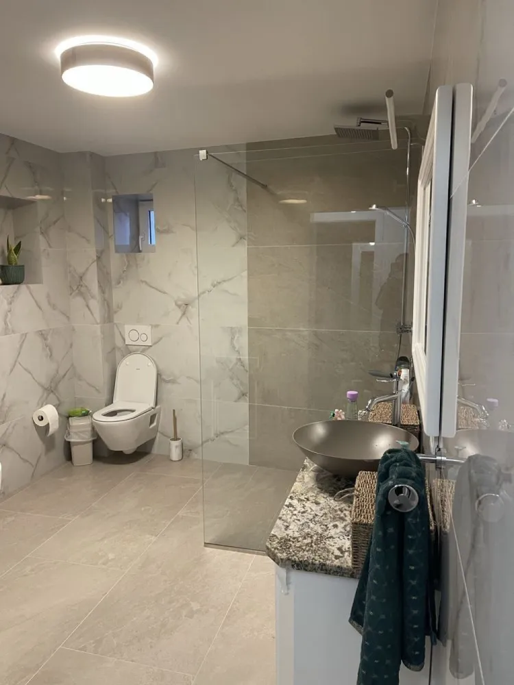 BRASADAS vinde casa 4 cam teren 10 ari zona semicentrala. - Casa este complet mobilată , recent renovată , 4 dormitoare fiecare cu dressing, 3 băi generoase , 2 bucătării cu blat de granit , beci , camera tehnică . Sunt instalate panouri solare , putere 10 kW cu stație de încărcare pentru mașină marca Huawei . Sunt două proprietăți lipite una de alta , 10 ari teren . Zona este semicentrală . Curtea și grădina necesită renovare deasemenea clădirea alăturată se poate face ce vrea demolare sau renovare. Www.brasadas.com.