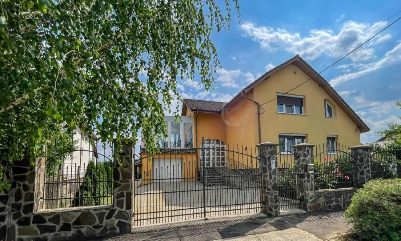 BRASADAS vinde casă tip D P M cu teren 17 ari in Bercu Roșu. - Agenția imobiliara BRASADAS vinde casa cu etaj de tip D+P+M situată în zona Bercu Roșu, cu teren de 1700 mp (17 ari) cu pomi fructiferi, posibilitate de a transforma în pensiune. Construită în 2009 cu suprafață utilă de 412 mp, plus trei terase, una la parter de 50mp, a doua la etaj de 13 mp cu priveliște spre curte și a treia terasă de 35 mp acoperit în curte pentru grătar Demisolul include o cameră de fitness sau atelier, bucătărie, camera tehnica (pentru centrală termică, spălătorie, baie de serviciu), cramă, cămară de depozitare. Parterul este compus din dormitor, birou, bucătărie, cămară, baie, living generos de 72 mp cu ieșire spre terasă, (încălzire în pardoseală și horn pentru șemineu) și un garaj cu atelier cu acces în casă. Etajul cuprinde sunt 3 dormitoare, birou, balcon, două băi, bucătărie și o grădină de iarnă cu terasă. În curte se află un foișor și terasă acoperit cu cuptor și grătar pentru prepararea cărnii precum și un garaj exterior. În total, imobilul dispune de: • 4 dormitoare • 3 băi + 1 baie de serviciu • 2 birouri • living spațios de 72 mp • 3 bucătării • atelier • 3 terase • 2 garaje (unul interior, unul exterior) Clădirea este construită cu atenție la detalii și finisaje de înaltă calitate, folosind materiale premium. Fundația din beton, pereți ai subsolului din beton cu izolație împotriva infiltrațiilor cu sistem de drenaj. Pereții de rezistență ai parterului și mansardei sunt din BCA izolată termic pe exterior. Teren 1700 mp are deschidere la două străzi: 29 m front stradal în față, 40 m în spate. Utilități: apă, curent, internet, gaz, canalizare plus fântână forată cu pompă. Străzile asfaltate pe ambele părți și cu iluminat public. Alte dotări: - Acoperiș din țiglă ceramică, cu sistem de scurgere pluvială - Izolație termică și fonică superioară - Centrală termică modernă, calorifere noi - Bucătărie complet mobilată și utilată (inclus în preț) - Ferestre termopan de calitate superioară - Teren complet împrejmuit cu gard, frontal din piatră și fier forjat și gard viu în spate - Curte complet amenajată, pavată + spațiu verde - Sistem de supraveghere video + alarmă - Locuință bine întreținută, pregătită pentru mutare imediată (se vinde mobilată și utilată) Zonă și vecinătate: cartier liniștit, exclusiv rezidențial Www.brasadas.com.