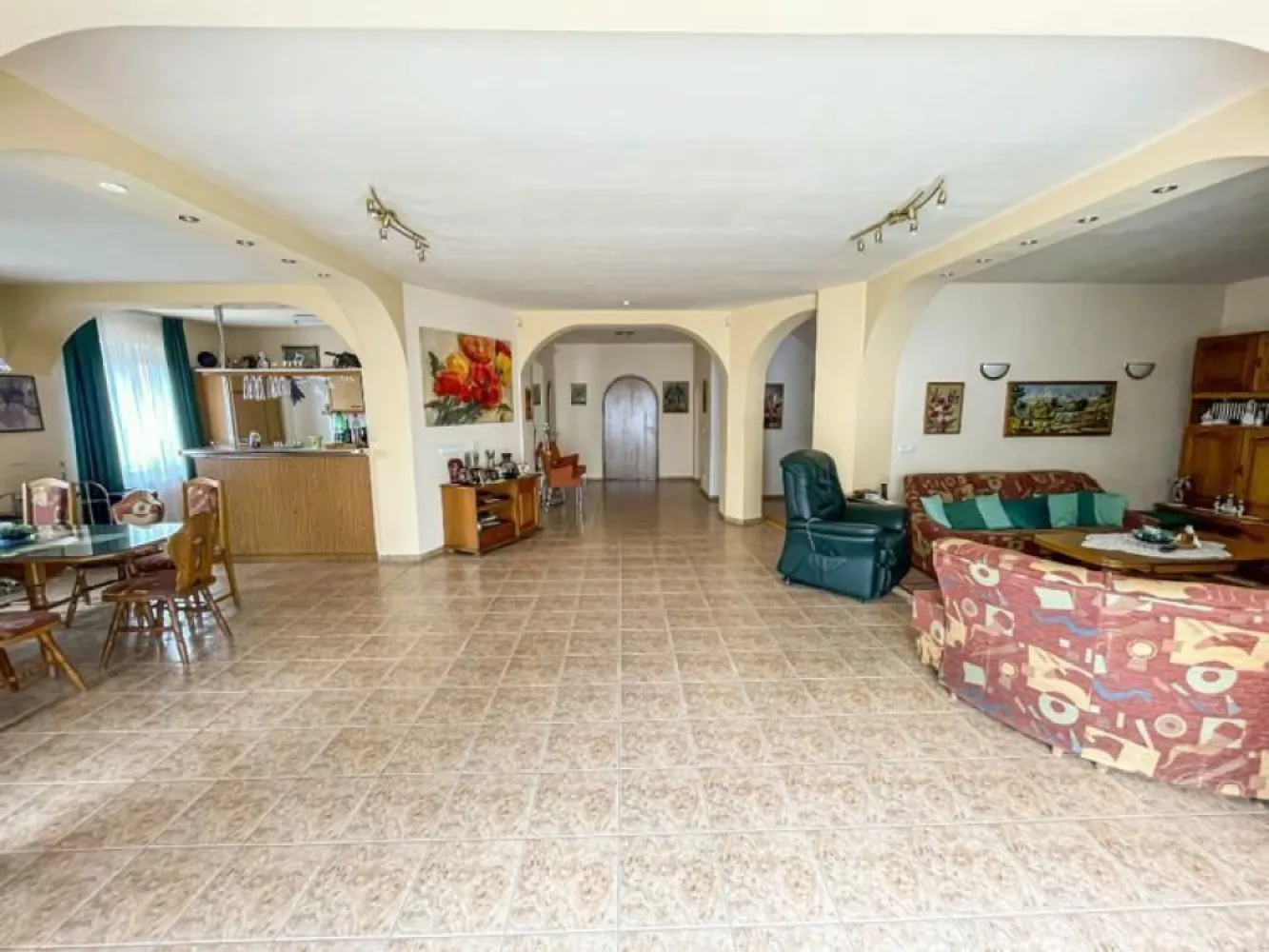 BRASADAS vinde casă tip D P M cu teren 17 ari in Bercu Roșu. - Agenția imobiliara BRASADAS vinde casa cu etaj de tip D+P+M situată în zona Bercu Roșu, cu teren de 1700 mp (17 ari) cu pomi fructiferi, posibilitate de a transforma în pensiune. Construită în 2009 cu suprafață utilă de 412 mp, plus trei terase, una la parter de 50mp, a doua la etaj de 13 mp cu priveliște spre curte și a treia terasă de 35 mp acoperit în curte pentru grătar Demisolul include o cameră de fitness sau atelier, bucătărie, camera tehnica (pentru centrală termică, spălătorie, baie de serviciu), cramă, cămară de depozitare. Parterul este compus din dormitor, birou, bucătărie, cămară, baie, living generos de 72 mp cu ieșire spre terasă, (încălzire în pardoseală și horn pentru șemineu) și un garaj cu atelier cu acces în casă. Etajul cuprinde sunt 3 dormitoare, birou, balcon, două băi, bucătărie și o grădină de iarnă cu terasă. În curte se află un foișor și terasă acoperit cu cuptor și grătar pentru prepararea cărnii precum și un garaj exterior. În total, imobilul dispune de: • 4 dormitoare • 3 băi + 1 baie de serviciu • 2 birouri • living spațios de 72 mp • 3 bucătării • atelier • 3 terase • 2 garaje (unul interior, unul exterior) Clădirea este construită cu atenție la detalii și finisaje de înaltă calitate, folosind materiale premium. Fundația din beton, pereți ai subsolului din beton cu izolație împotriva infiltrațiilor cu sistem de drenaj. Pereții de rezistență ai parterului și mansardei sunt din BCA izolată termic pe exterior. Teren 1700 mp are deschidere la două străzi: 29 m front stradal în față, 40 m în spate. Utilități: apă, curent, internet, gaz, canalizare plus fântână forată cu pompă. Străzile asfaltate pe ambele părți și cu iluminat public. Alte dotări: - Acoperiș din țiglă ceramică, cu sistem de scurgere pluvială - Izolație termică și fonică superioară - Centrală termică modernă, calorifere noi - Bucătărie complet mobilată și utilată (inclus în preț) - Ferestre termopan de calitate superioară - Teren complet împrejmuit cu gard, frontal din piatră și fier forjat și gard viu în spate - Curte complet amenajată, pavată + spațiu verde - Sistem de supraveghere video + alarmă - Locuință bine întreținută, pregătită pentru mutare imediată (se vinde mobilată și utilată) Zonă și vecinătate: cartier liniștit, exclusiv rezidențial Www.brasadas.com.