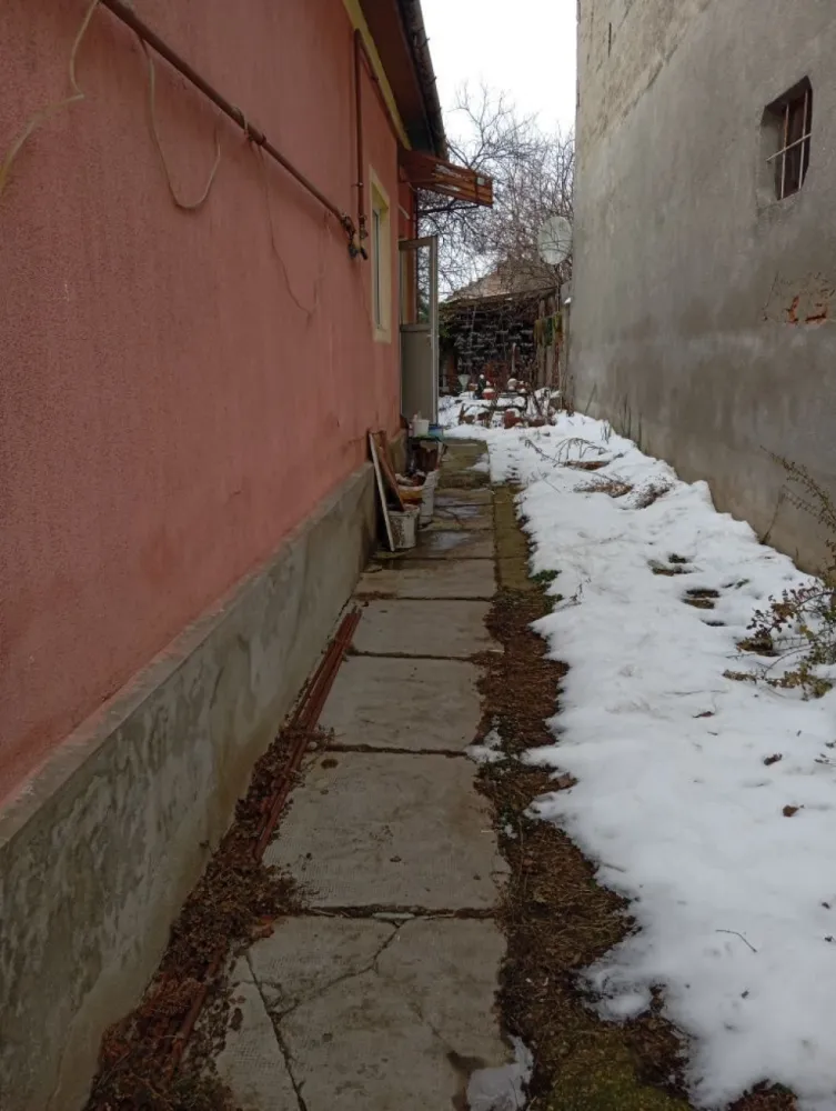 BRASADAS vinde casa 2 cam cu intrare comuna zona CENTRALA. - Agentia Imobiliara BRASADAS vinde casa situată în zonă centrală (A) . Casa este cu intrare comuna, teren aferent de 600 mp si conține două camere, baie, bucătărie separat de living, și o terasă destul de mare. Terenul cuprinde 6Ari. Www.brasadas.com.