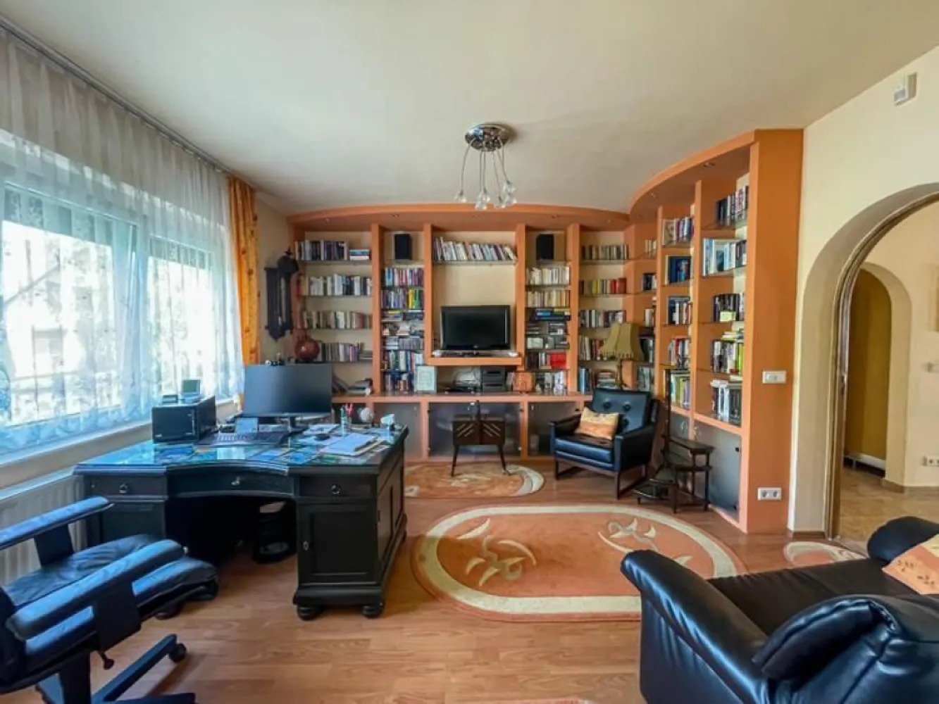 BRASADAS vinde casă tip D P M cu teren 17 ari in Bercu Roșu. - Agenția imobiliara BRASADAS vinde casa cu etaj de tip D+P+M situată în zona Bercu Roșu, cu teren de 1700 mp (17 ari) cu pomi fructiferi, posibilitate de a transforma în pensiune. Construită în 2009 cu suprafață utilă de 412 mp, plus trei terase, una la parter de 50mp, a doua la etaj de 13 mp cu priveliște spre curte și a treia terasă de 35 mp acoperit în curte pentru grătar Demisolul include o cameră de fitness sau atelier, bucătărie, camera tehnica (pentru centrală termică, spălătorie, baie de serviciu), cramă, cămară de depozitare. Parterul este compus din dormitor, birou, bucătărie, cămară, baie, living generos de 72 mp cu ieșire spre terasă, (încălzire în pardoseală și horn pentru șemineu) și un garaj cu atelier cu acces în casă. Etajul cuprinde sunt 3 dormitoare, birou, balcon, două băi, bucătărie și o grădină de iarnă cu terasă. În curte se află un foișor și terasă acoperit cu cuptor și grătar pentru prepararea cărnii precum și un garaj exterior. În total, imobilul dispune de: • 4 dormitoare • 3 băi + 1 baie de serviciu • 2 birouri • living spațios de 72 mp • 3 bucătării • atelier • 3 terase • 2 garaje (unul interior, unul exterior) Clădirea este construită cu atenție la detalii și finisaje de înaltă calitate, folosind materiale premium. Fundația din beton, pereți ai subsolului din beton cu izolație împotriva infiltrațiilor cu sistem de drenaj. Pereții de rezistență ai parterului și mansardei sunt din BCA izolată termic pe exterior. Teren 1700 mp are deschidere la două străzi: 29 m front stradal în față, 40 m în spate. Utilități: apă, curent, internet, gaz, canalizare plus fântână forată cu pompă. Străzile asfaltate pe ambele părți și cu iluminat public. Alte dotări: - Acoperiș din țiglă ceramică, cu sistem de scurgere pluvială - Izolație termică și fonică superioară - Centrală termică modernă, calorifere noi - Bucătărie complet mobilată și utilată (inclus în preț) - Ferestre termopan de calitate superioară - Teren complet împrejmuit cu gard, frontal din piatră și fier forjat și gard viu în spate - Curte complet amenajată, pavată + spațiu verde - Sistem de supraveghere video + alarmă - Locuință bine întreținută, pregătită pentru mutare imediată (se vinde mobilată și utilată) Zonă și vecinătate: cartier liniștit, exclusiv rezidențial Www.brasadas.com.