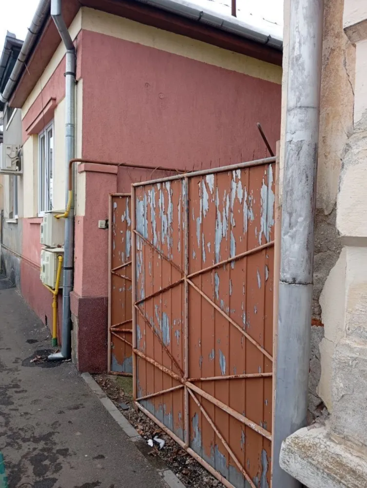 BRASADAS vinde casa 2 cam cu intrare comuna zona CENTRALA. - Agentia Imobiliara BRASADAS vinde casa situată în zonă centrală (A) . Casa este cu intrare comuna, teren aferent de 600 mp si conține două camere, baie, bucătărie separat de living, și o terasă destul de mare. Terenul cuprinde 6Ari. Www.brasadas.com.