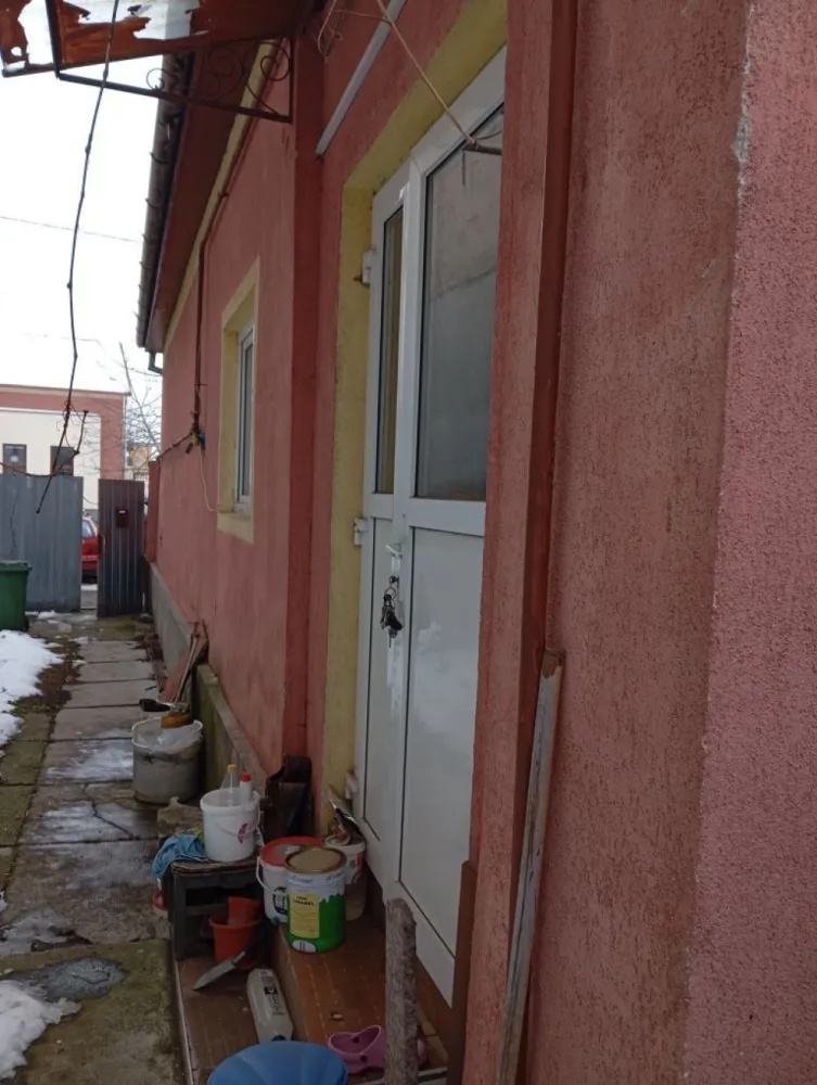 BRASADAS vinde casa 2 cam cu intrare comuna zona CENTRALA. - Agentia Imobiliara BRASADAS vinde casa situată în zonă centrală (A) . Casa este cu intrare comuna, teren aferent de 600 mp si conține două camere, baie, bucătărie separat de living, și o terasă destul de mare. Terenul cuprinde 6Ari. Www.brasadas.com.