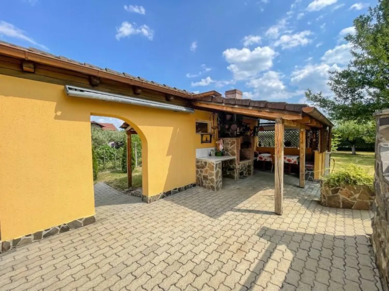 BRASADAS vinde casă tip D P M cu teren 17 ari in Bercu Roșu.