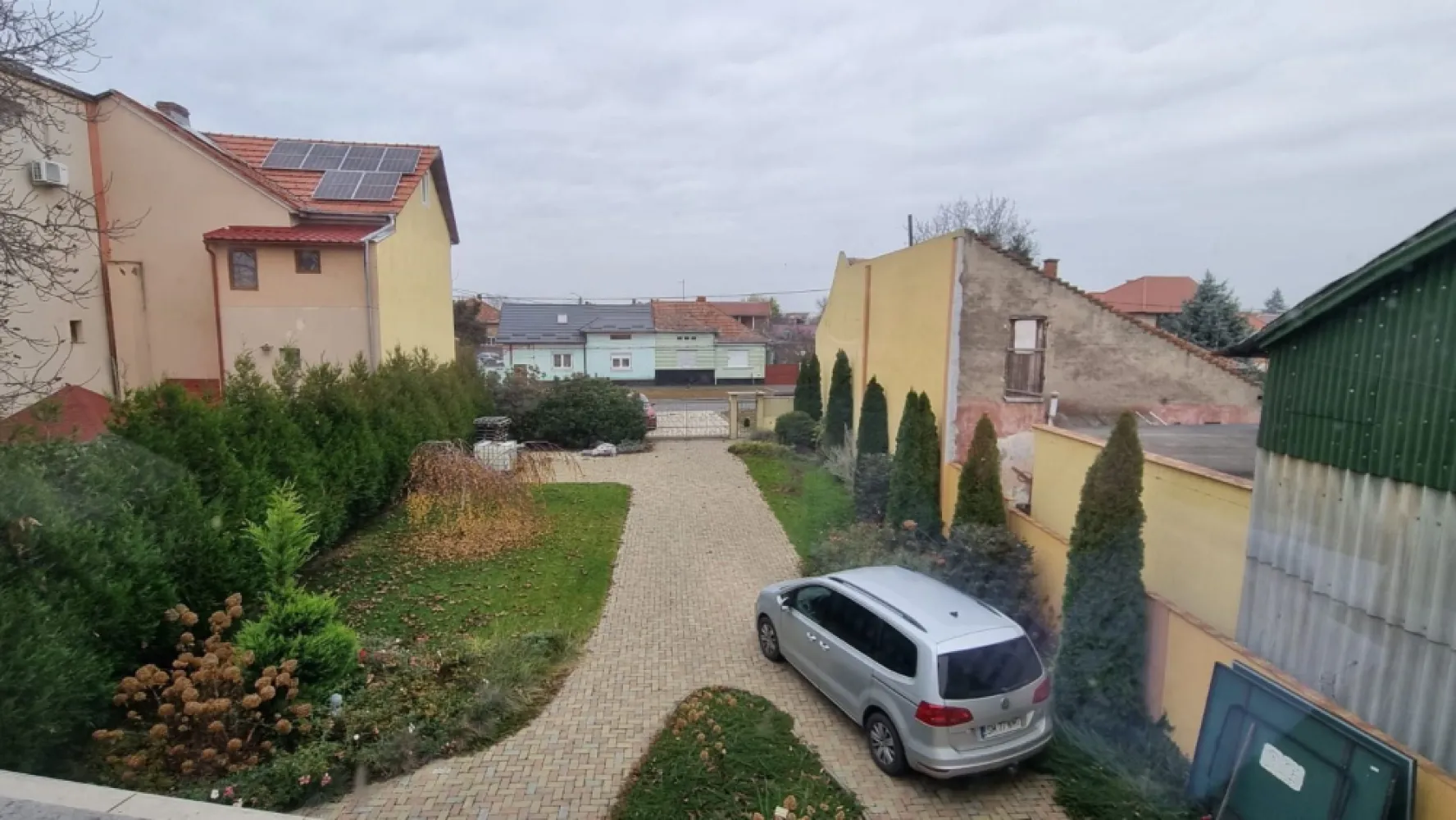 BRASADAS vinde casa in zona Dara. - Agentia Imobiliara BRASADAS vinde casa in zona Dara, destinata celor care cauta spatiu, rafinament si confort autentic. Construita in 2016, aceasta rezidenta impresioneaza prin cei 389 mp desfasurati si terenul generos de 1581 mp, oferind intimitate si perspectiva. Structura solida din caramida, demisol inalt, parter si etaj, opt camere luminoase si trei bai finisate cu atentie la detalii. Fiecare nivel este gandit pentru fluiditate si confort absolut. Confort termic avansat Incalzire in pardoseala Calorifere in dormitoare Dotari premium Gresie Faianta Parchet Geamuri termopan Izolatie termica Microcentrala Acoperis tigla Apa Gaz Canalizare Elemente de valoare Panouri fotovoltaice Pompa de caldura Curte pavata Gradina ampla Poarta cu telecomanda O casa potrivita pentru o familie care apreciaza generozitatea spatiului, eleganta si eficienta energetica. Www.brasadas.com.