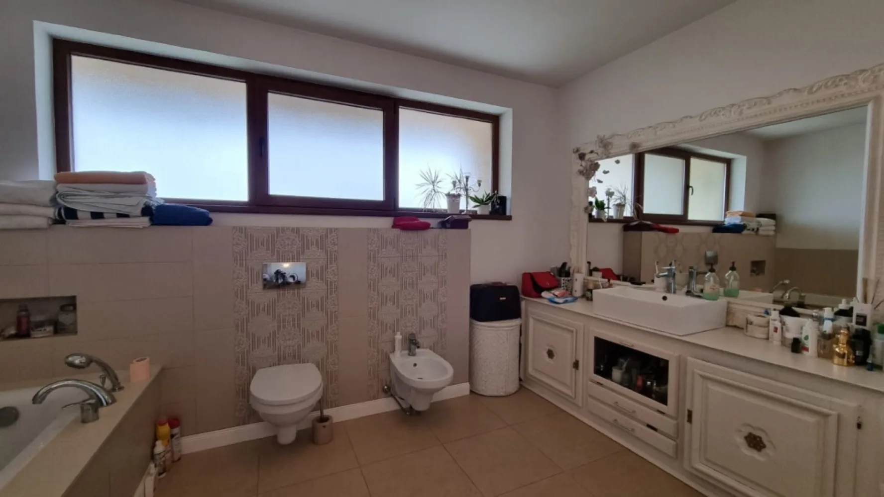 BRASADAS vinde casa in zona Dara. - Agentia Imobiliara BRASADAS vinde casa in zona Dara, destinata celor care cauta spatiu, rafinament si confort autentic. Construita in 2016, aceasta rezidenta impresioneaza prin cei 389 mp desfasurati si terenul generos de 1581 mp, oferind intimitate si perspectiva. Structura solida din caramida, demisol inalt, parter si etaj, opt camere luminoase si trei bai finisate cu atentie la detalii. Fiecare nivel este gandit pentru fluiditate si confort absolut. Confort termic avansat Incalzire in pardoseala Calorifere in dormitoare Dotari premium Gresie Faianta Parchet Geamuri termopan Izolatie termica Microcentrala Acoperis tigla Apa Gaz Canalizare Elemente de valoare Panouri fotovoltaice Pompa de caldura Curte pavata Gradina ampla Poarta cu telecomanda O casa potrivita pentru o familie care apreciaza generozitatea spatiului, eleganta si eficienta energetica. Www.brasadas.com.