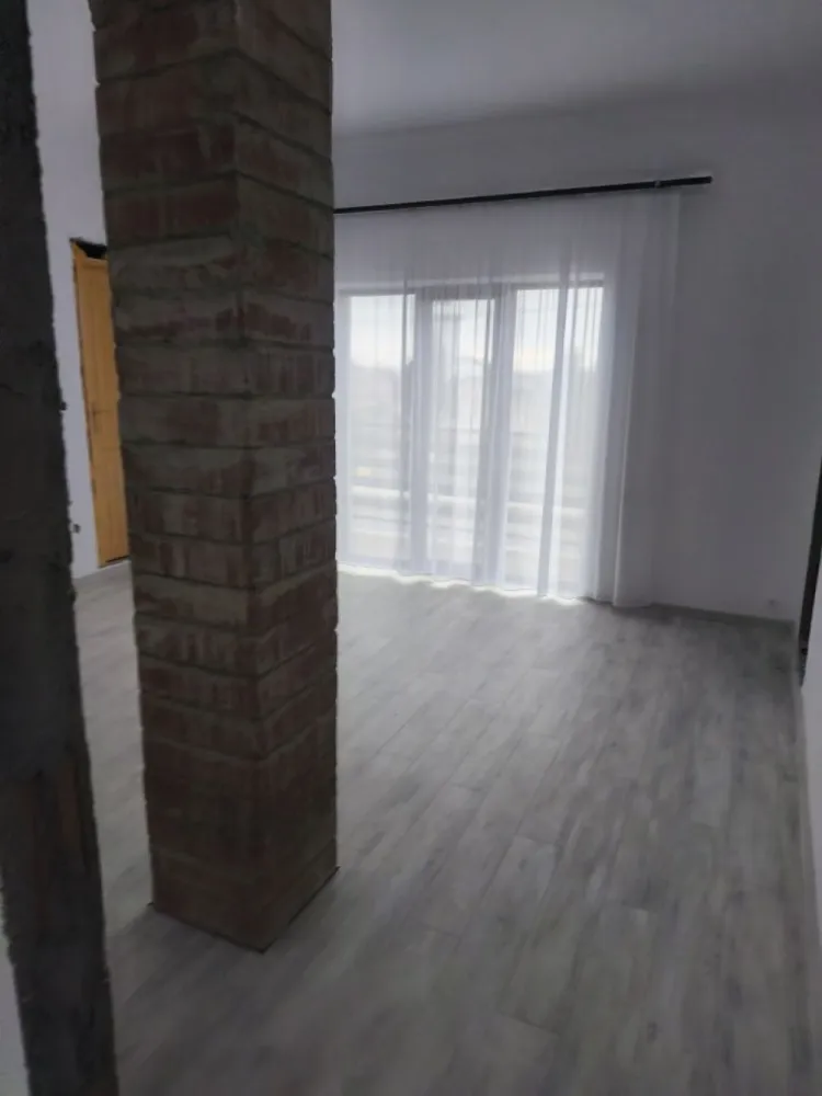 Vând casă P+M , în Păulești Str Principala - Vând casă P+M in Păulești Str Principala,suprafață 180 mp, teren 22 arii. Casa este compusa din 4 camere,2 bai, living, bucătărie, 2balcoane,in curte terasa amenajat tip ciuperca.