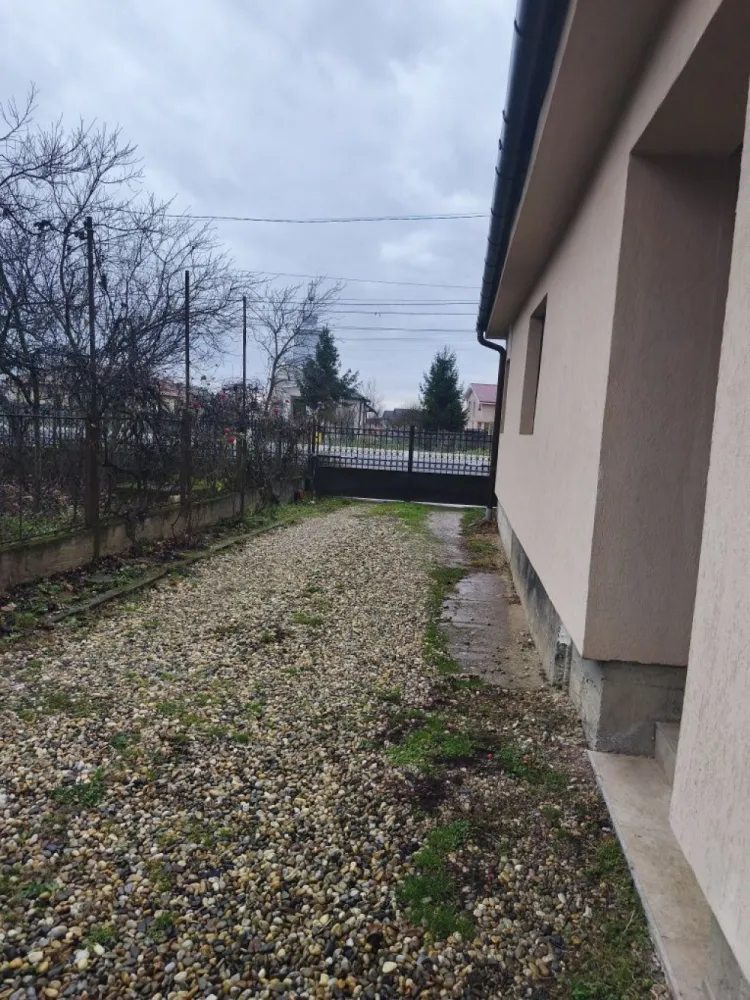Vând casă P+M , în Păulești Str Principala