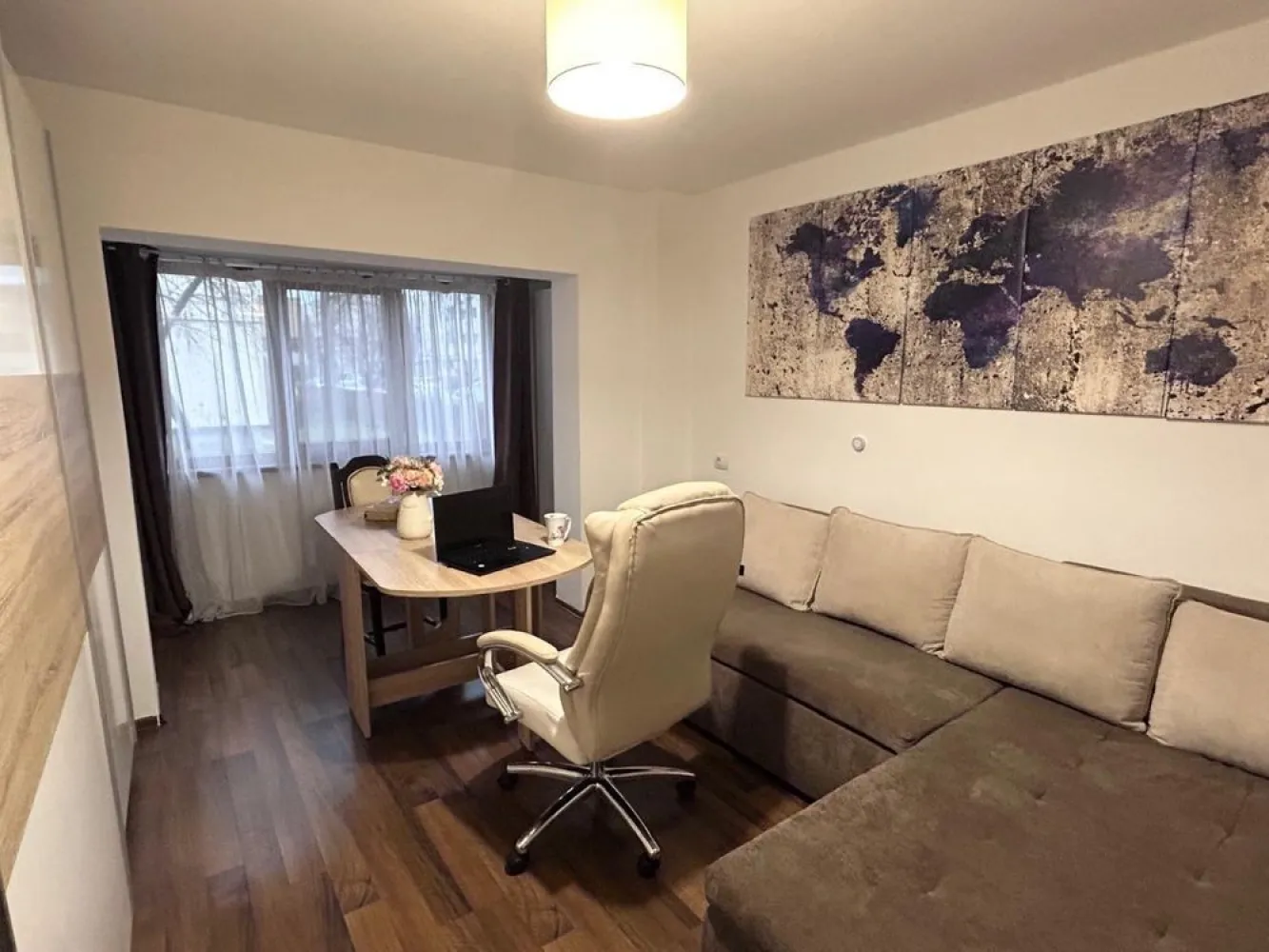 BRASADAS vinde ap 4 cam Mărăști 78mp Mobilat Utilat. - Agentia Imobiliara BRASADAS vinde apartament modern, mobilat și utilat, cu toate facilitățile, încălzire în Pardoseală, izolat termic in bloc cu 4 etaje, in cea mai buna zonă din Cluj, fiind situat la parter. Lângă parc, școala, Kaufland și stații de autobuz dar în același timp nu în aglomerație, ci într-o zonă liniștită. Apartamentul dispune de 78 mp utili și are beci renovat recent cu rafturi, loc de parcare chiar lângă ușa blocului și spațiu generos de verdeață. El este compartimentat astfel: - 3 dormitoare - 2 băi - 1 living separat - 1 bucătărie separat Apartamentul se vinde mobilat și utilat modern cu toata aparatura necesară - frigider, mașină de spălat, mașina de uscat, mașina de spălat vase, TV plasmă 138cm diagonală, pat matrimonial 2x2m, colțar, mobilier, etc.. Blocul chiar daca este din anul 1987(deci nu f vechi, este reabilitat modern și izolat) Www.brasadas.com.