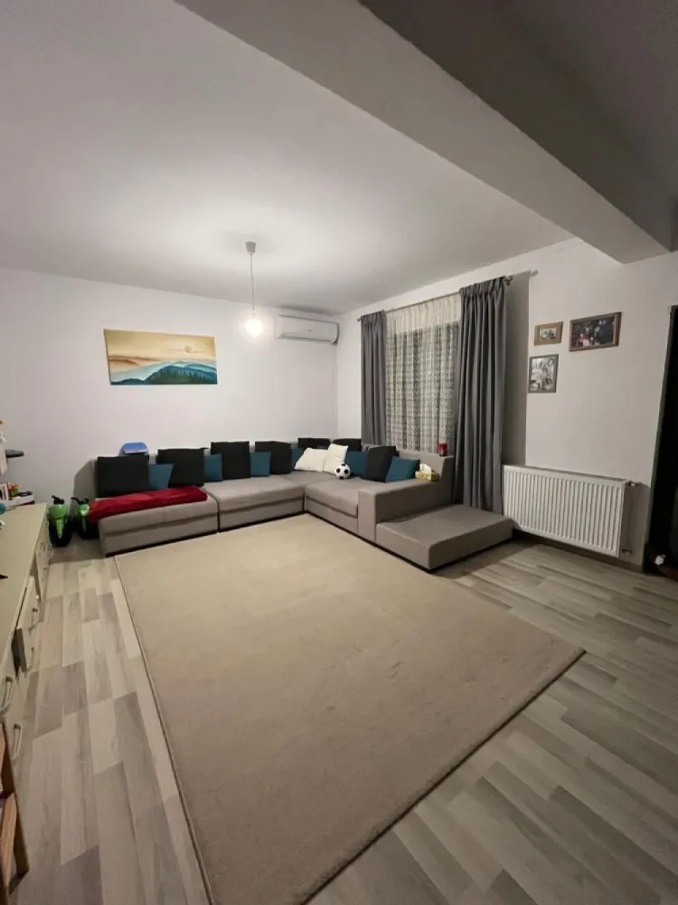 BRASADAS vinde DUPLEX 3 cam | Mobilată | Terasă, curte. - Agentia Imobiliara BRASADAS vinde casă tip DUPLEX cu suprafață utilă de aproximativ 90 mp, compartimentată eficient, ideală pentru o familie. Compartimentare: living spațios bucătărie 2 dormitoare dressing (poate fi folosit și ca dormitor) baie Dotări & avantaje: se vinde complet mobilată și utilată terasă mare, ideală pentru relaxare jaluzele exterioare/manuale pentru protecție solară cămară generoasă curte cu gard zidit 2 locuri de parcare în curte Casa este bine întreținută, luminoasă și pregătită pentru mutare imediată. Www.brasadas.com.