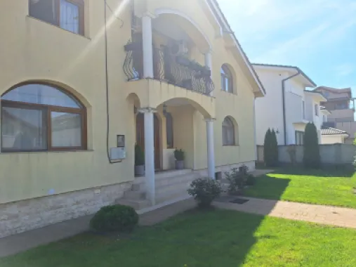 BRASADAS vinde casa individuala 8 cam teren 10 ari Unirii.