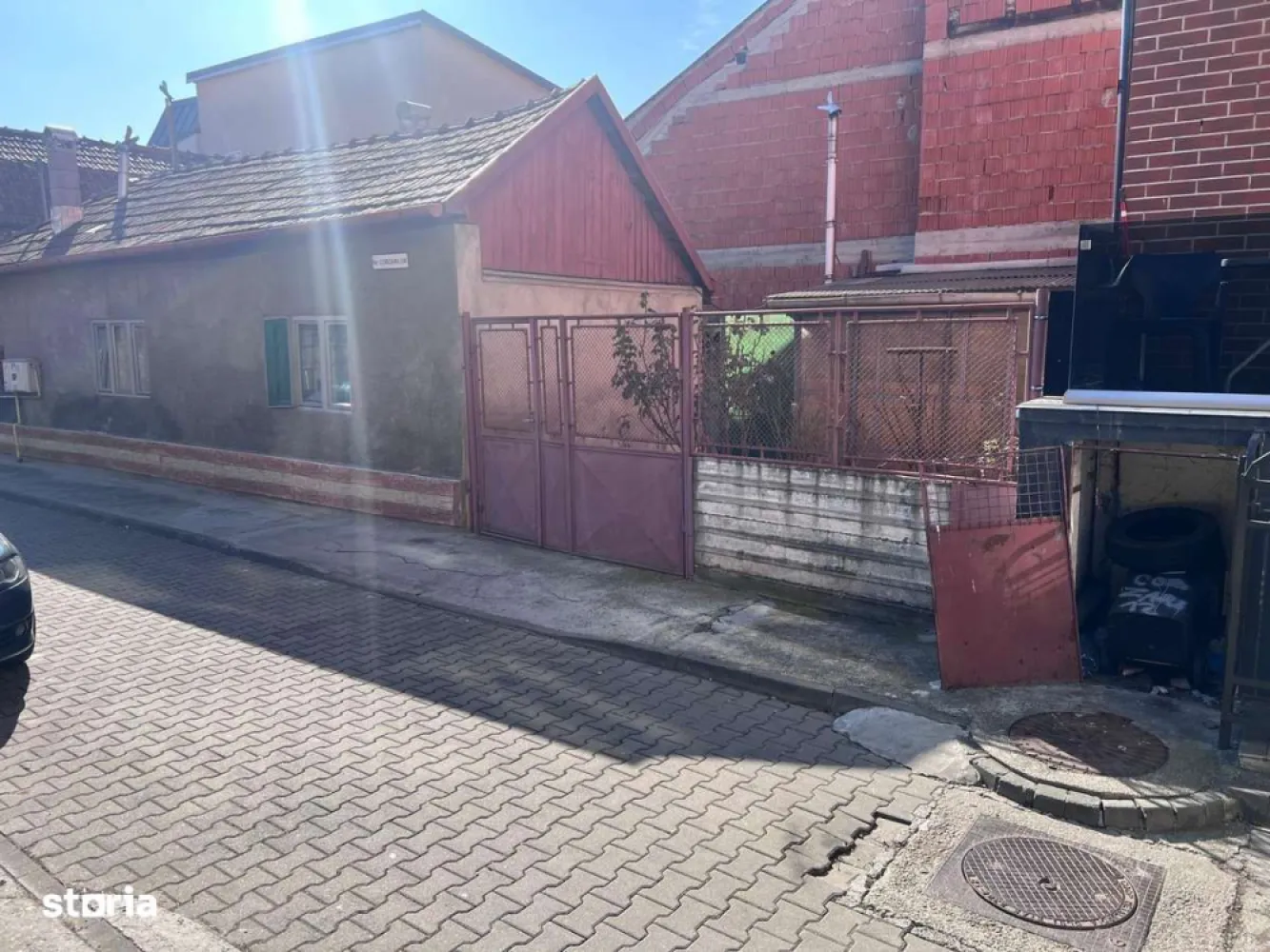 Casă de vânzare cu posibiliate de renovare/dezvoltare - Această casă are o suprafață de 50 mp și este gata de utilizare. Dispune de două camere, hol, baie, bucătărie, cămară și curte proprie.Constructia din 1930 are o tâmplărie din lemn și un acoperiș din țiglă. Pardoselile din camere sunt din laminat și gresie.Bucătăria are un blat de lemn și echipamente precum frigider, plită, iar ferestrele oferă vedere spre stradă. Baia este echipată cu cadă, toaletă, chiuvetă.Proprietatea beneficiază de încălzire cu gaz(centrală termică), și este situată pe un teren de 130 mp.Singur proprietar in acte!Siguranța se asigură de o zona închisă, aproape de BTARENA, Cluj-Arena și parcul central. Accesul se face pe drum pavat.Dacă te interesează, programează o vizionare pentru această casă disponibilă din 2026 și descoperă avantajele unei locuințe private în Cluj.Pentru mai multe detalii apelați la 0744261562