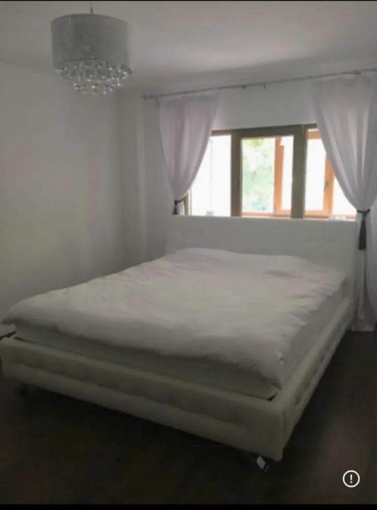 BRASADAS vinde ap 4 cam Mărăști 78mp Mobilat Utilat. - Agentia Imobiliara BRASADAS vinde apartament modern, mobilat și utilat, cu toate facilitățile, încălzire în Pardoseală, izolat termic in bloc cu 4 etaje, in cea mai buna zonă din Cluj, fiind situat la parter. Lângă parc, școala, Kaufland și stații de autobuz dar în același timp nu în aglomerație, ci într-o zonă liniștită. Apartamentul dispune de 78 mp utili și are beci renovat recent cu rafturi, loc de parcare chiar lângă ușa blocului și spațiu generos de verdeață. El este compartimentat astfel: - 3 dormitoare - 2 băi - 1 living separat - 1 bucătărie separat Apartamentul se vinde mobilat și utilat modern cu toata aparatura necesară - frigider, mașină de spălat, mașina de uscat, mașina de spălat vase, TV plasmă 138cm diagonală, pat matrimonial 2x2m, colțar, mobilier, etc.. Blocul chiar daca este din anul 1987(deci nu f vechi, este reabilitat modern și izolat) Www.brasadas.com.