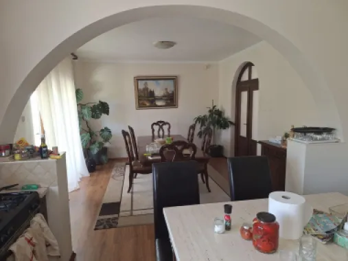 BRASADAS vinde casa individuala 8 cam teren 10 ari Unirii.