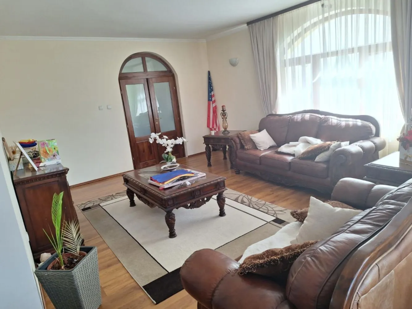 BRASADAS vinde casa individuala 8 cam teren 10 ari Unirii.