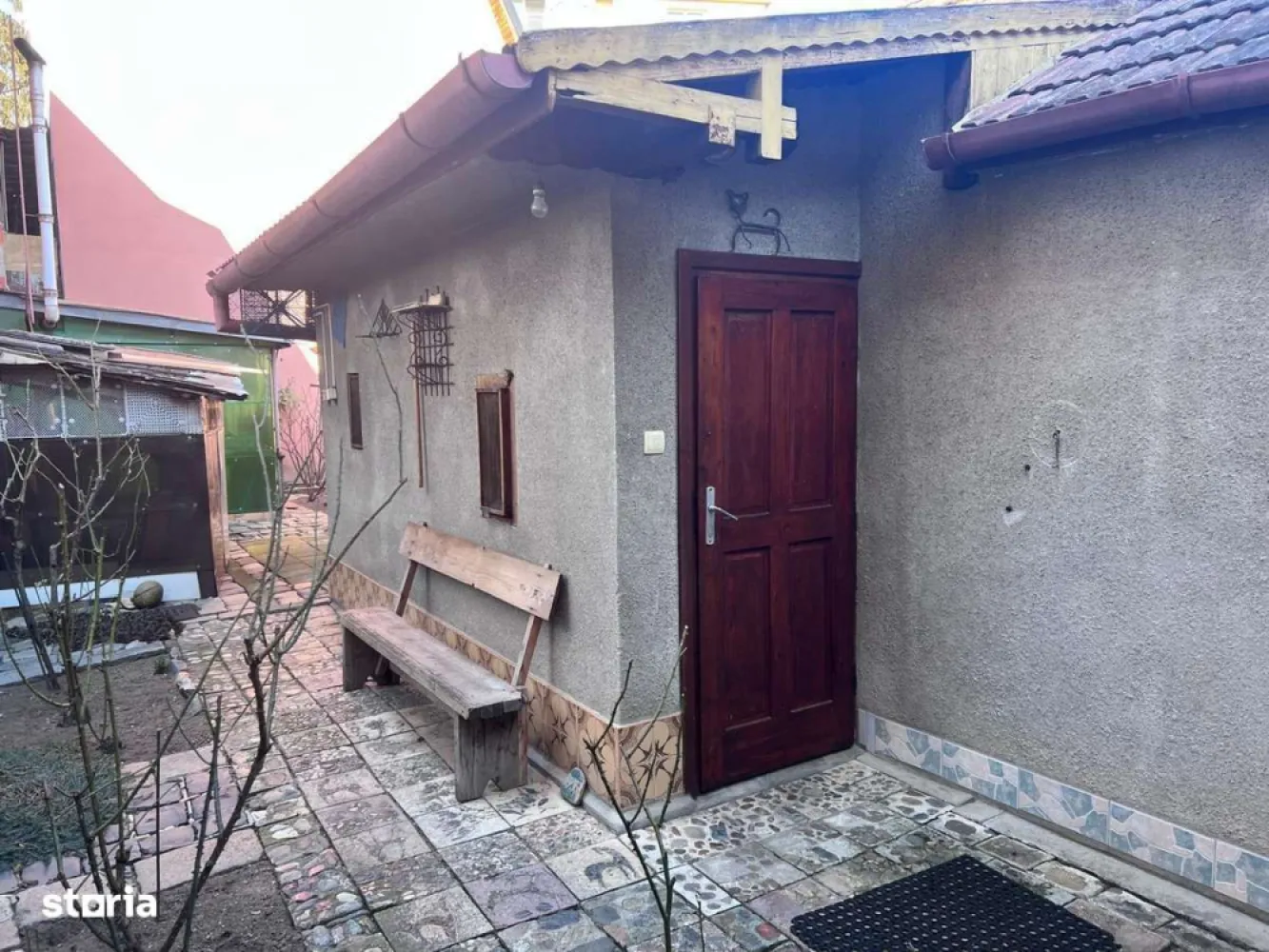 Casă de vânzare cu posibiliate de renovare/dezvoltare - Această casă are o suprafață de 50 mp și este gata de utilizare. Dispune de două camere, hol, baie, bucătărie, cămară și curte proprie.Constructia din 1930 are o tâmplărie din lemn și un acoperiș din țiglă. Pardoselile din camere sunt din laminat și gresie.Bucătăria are un blat de lemn și echipamente precum frigider, plită, iar ferestrele oferă vedere spre stradă. Baia este echipată cu cadă, toaletă, chiuvetă.Proprietatea beneficiază de încălzire cu gaz(centrală termică), și este situată pe un teren de 130 mp.Singur proprietar in acte!Siguranța se asigură de o zona închisă, aproape de BTARENA, Cluj-Arena și parcul central. Accesul se face pe drum pavat.Dacă te interesează, programează o vizionare pentru această casă disponibilă din 2026 și descoperă avantajele unei locuințe private în Cluj.Pentru mai multe detalii apelați la 0744261562
