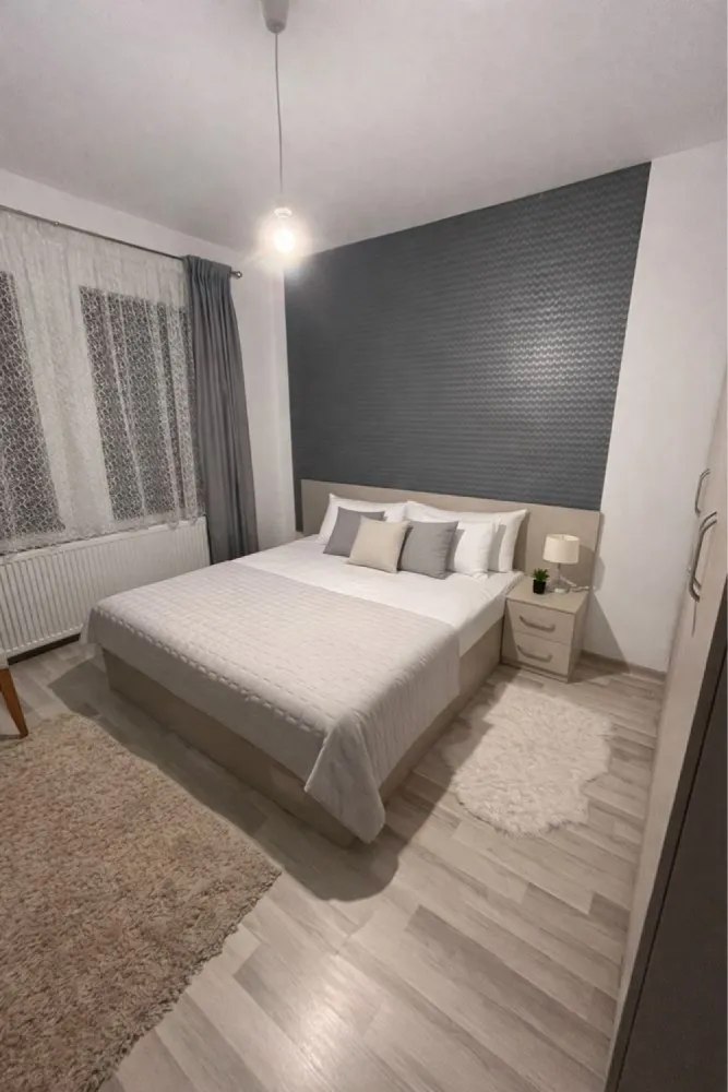 BRASADAS vinde DUPLEX 3 cam | Mobilată | Terasă, curte. - Agentia Imobiliara BRASADAS vinde casă tip DUPLEX cu suprafață utilă de aproximativ 90 mp, compartimentată eficient, ideală pentru o familie. Compartimentare: living spațios bucătărie 2 dormitoare dressing (poate fi folosit și ca dormitor) baie Dotări & avantaje: se vinde complet mobilată și utilată terasă mare, ideală pentru relaxare jaluzele exterioare/manuale pentru protecție solară cămară generoasă curte cu gard zidit 2 locuri de parcare în curte Casa este bine întreținută, luminoasă și pregătită pentru mutare imediată. Www.brasadas.com.