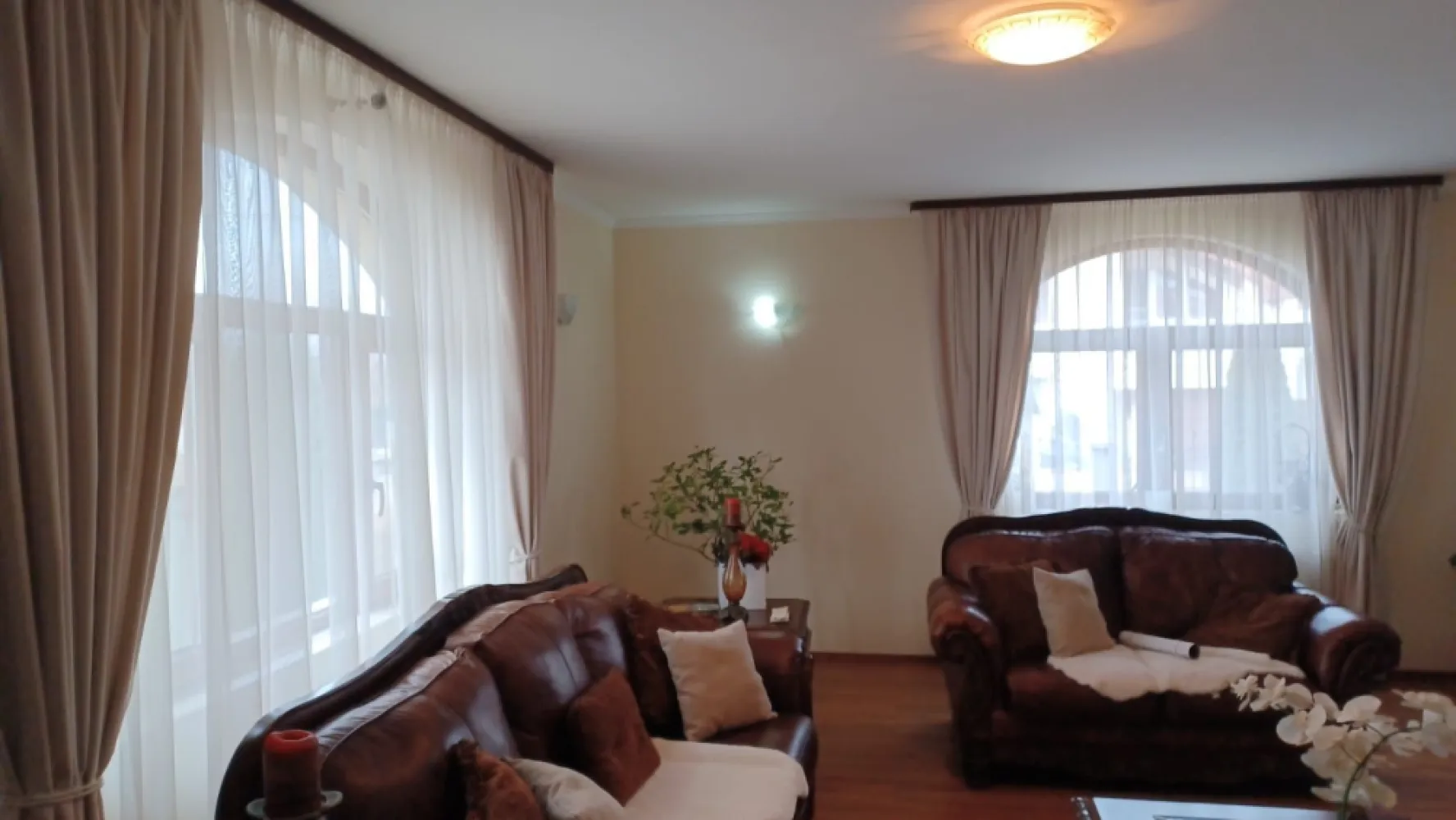 BRASADAS vinde casa individuala 8 cam teren 10 ari Unirii.