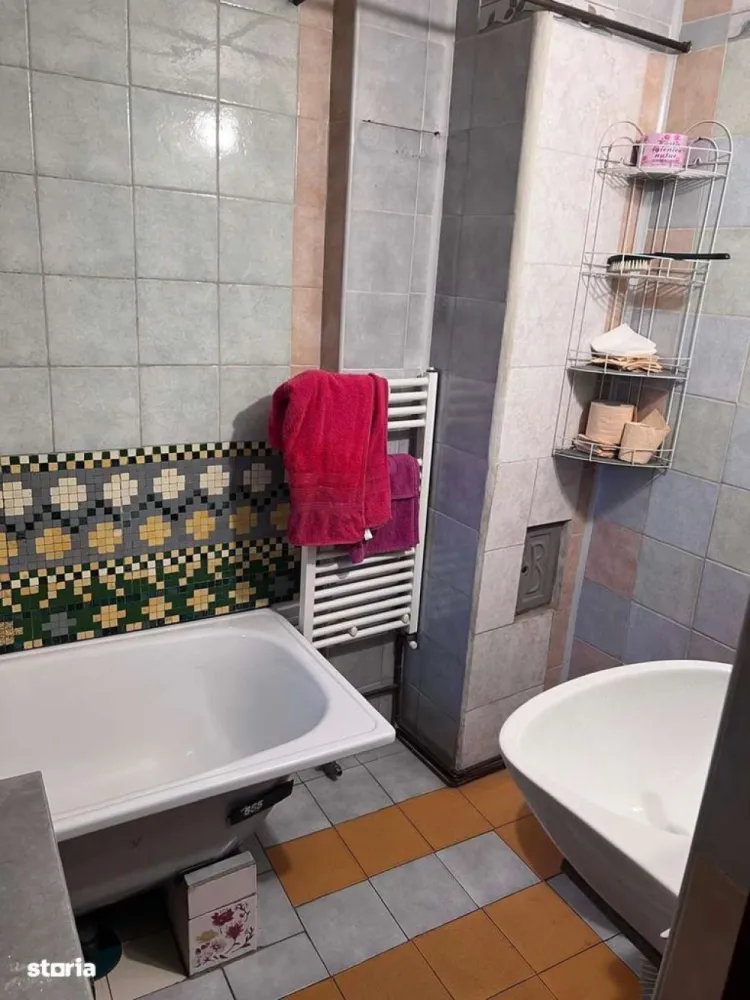 Casă de vânzare cu posibiliate de renovare/dezvoltare - Această casă are o suprafață de 50 mp și este gata de utilizare. Dispune de două camere, hol, baie, bucătărie, cămară și curte proprie.Constructia din 1930 are o tâmplărie din lemn și un acoperiș din țiglă. Pardoselile din camere sunt din laminat și gresie.Bucătăria are un blat de lemn și echipamente precum frigider, plită, iar ferestrele oferă vedere spre stradă. Baia este echipată cu cadă, toaletă, chiuvetă.Proprietatea beneficiază de încălzire cu gaz(centrală termică), și este situată pe un teren de 130 mp.Singur proprietar in acte!Siguranța se asigură de o zona închisă, aproape de BTARENA, Cluj-Arena și parcul central. Accesul se face pe drum pavat.Dacă te interesează, programează o vizionare pentru această casă disponibilă din 2026 și descoperă avantajele unei locuințe private în Cluj.Pentru mai multe detalii apelați la 0744261562