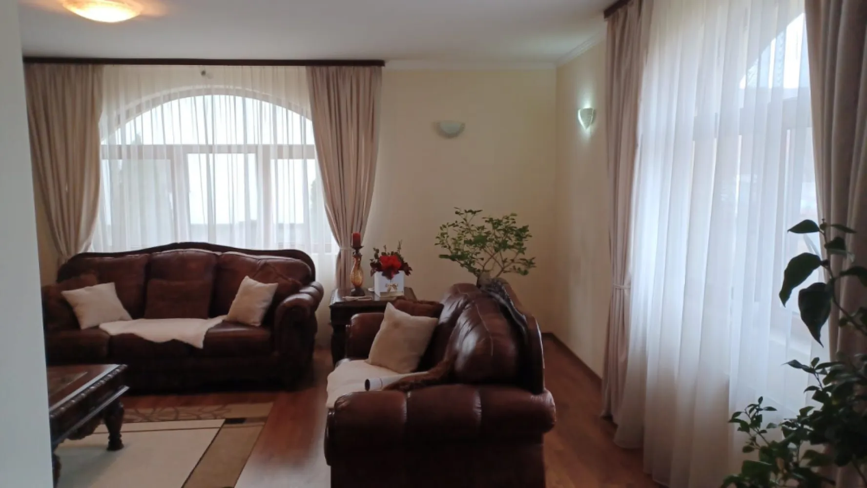 BRASADAS vinde casa individuala 8 cam teren 10 ari Unirii.
