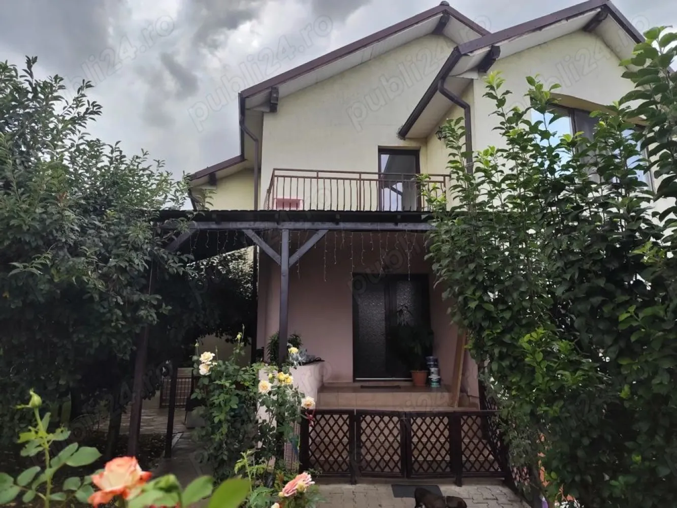 Zonă deosebită, oportunitate de investiție casă individuala in Gruia - Agentia Imobiliara BRASADAS vinde casă individuala solidă, singur in curte, amplasată intr-o zonă deosebit de liniștită din Gruia, cu acces facil la instituții, gradinite, scoli, parcuri, mijloace de transport in comun, la 10 minute pe jos de centrul Clujului. Ideala pentru locuinta multifamiliala la care se adauga un apartament separat la demisol. Suprafata utila este de 300 mp. Regimul de inaltime este: D+P+E si pod mansardabil. Terenul este generos - 650 mp, gradina cu pomi fructiferi. Casa este compusa din 7 camere, living ultraspatios, 4 bai, o bucatarie mare cu loc de luat masa separat, terasa, 2 balcoane, pod amenajabil pentru locuit.