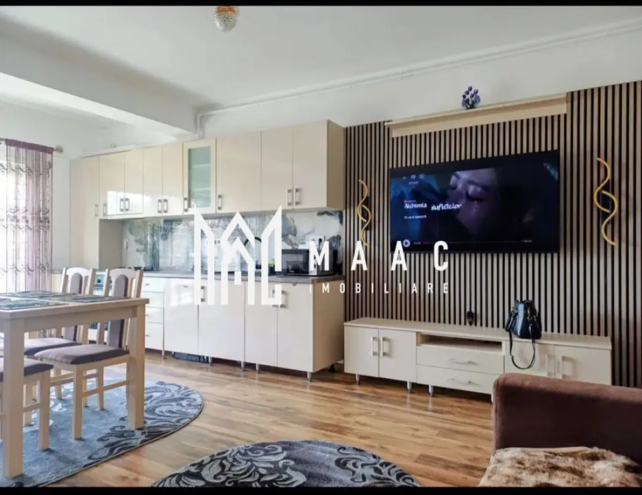 Apartament 1 Camera I 37MPU I Etaj 1 I Loc de parcare - MAAC Imobiliare vă propune spre închiriere o garsonieră modernă, situată la etajul 1 al unei vile cu 3 niveluri, în ansamblul rezidențial DaVinci Homes – una dintre cele mai căutate și apreciate zone din vestul Sibiului. Locuința dispune de o suprafață utilă de 37 mp, la care se adaugă un balcon de 7,5 mp, perfect pentru momente de relaxare. Garsoniera se predă complet mobilată și utilată cu electrocasnice de ultimă generație: centrală termică proprie cu încălzire în pardoseală, plită mixtă și cuptor electric, mașină de spălat vase, mașină de spălat rufe cu uscător, combină frigorifică, cuptor cu microunde, Smart TV de 139 cm și jaluzele electrice. Datorită orientării sudice, locuința este foarte luminoasă și economică, asigurând un nivel ridicat de confort termic și vizual. În prețul de închiriere este inclus și un loc de parcare privat, amplasat în fața imobilului. Garsoniera este la prima închiriere și reprezintă o alegere ideală pentru o persoană sau un cuplu care își dorește confort, liniște și acces rapid către centrul orașului. Detalii suplimentare: Suprafață utilă: 37 mp + balcon 7,5 mp Etaj: 1/3 Parcare privată inclusă Primă închiriere Complet mobilată și utilată Orientare sudică Pentru mai multe detalii și vizionări, precizati telefonic ca ati vazut anuntul cu ID:CP2785156 }}