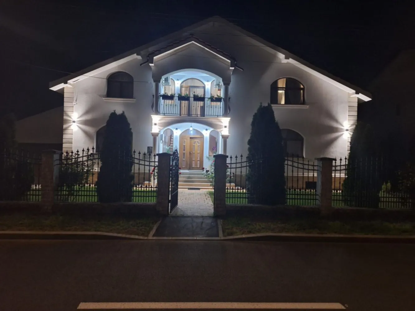 BRASADAS vinde casa individuala 8 cam teren 10 ari Unirii.