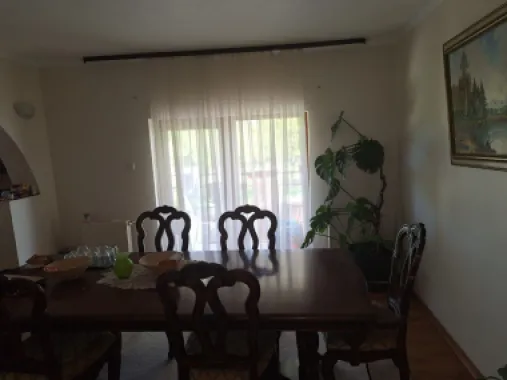 BRASADAS vinde casa individuala 8 cam teren 10 ari Unirii.
